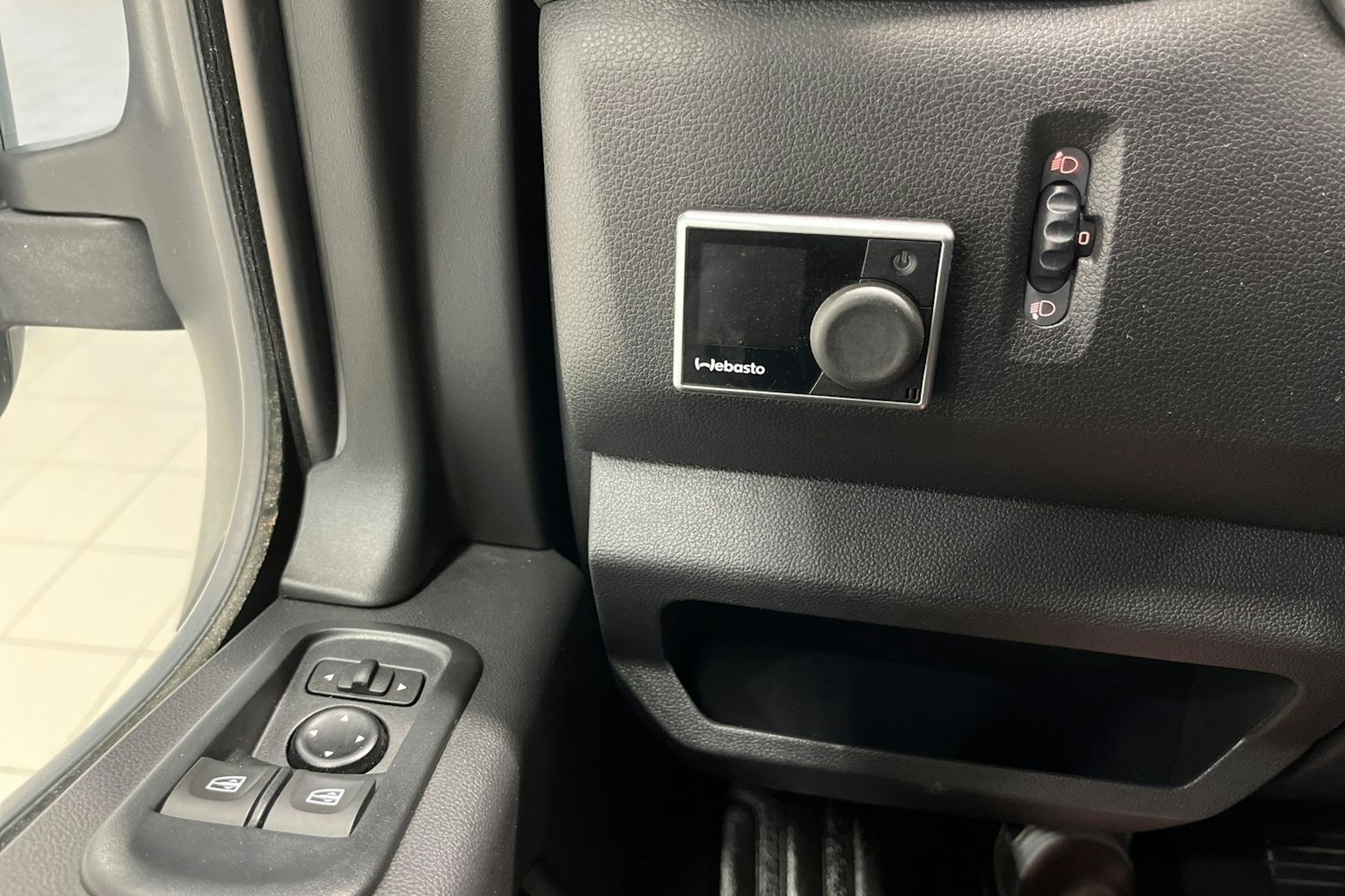Valkoinen Renault Master 2021 kuva 14.