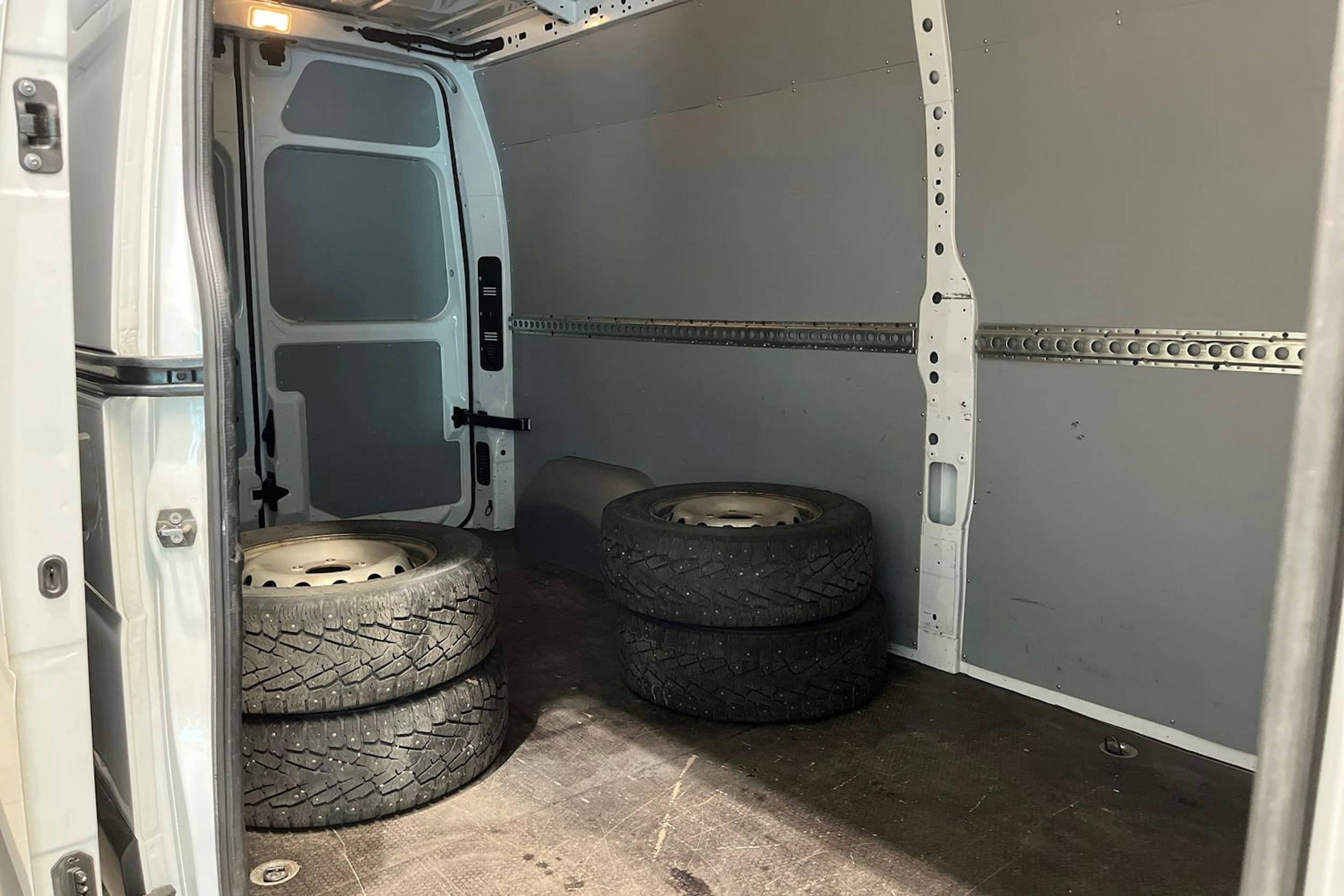Valkoinen Renault Master 2021 kuva 17.
