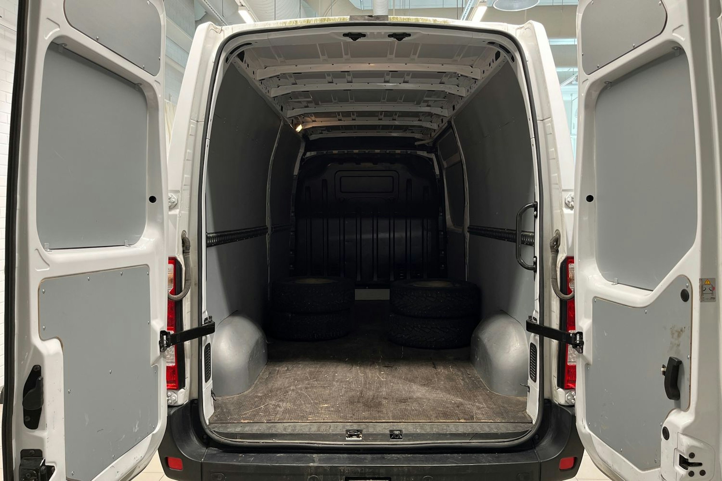 Valkoinen Renault Master 2021 kuva 19.