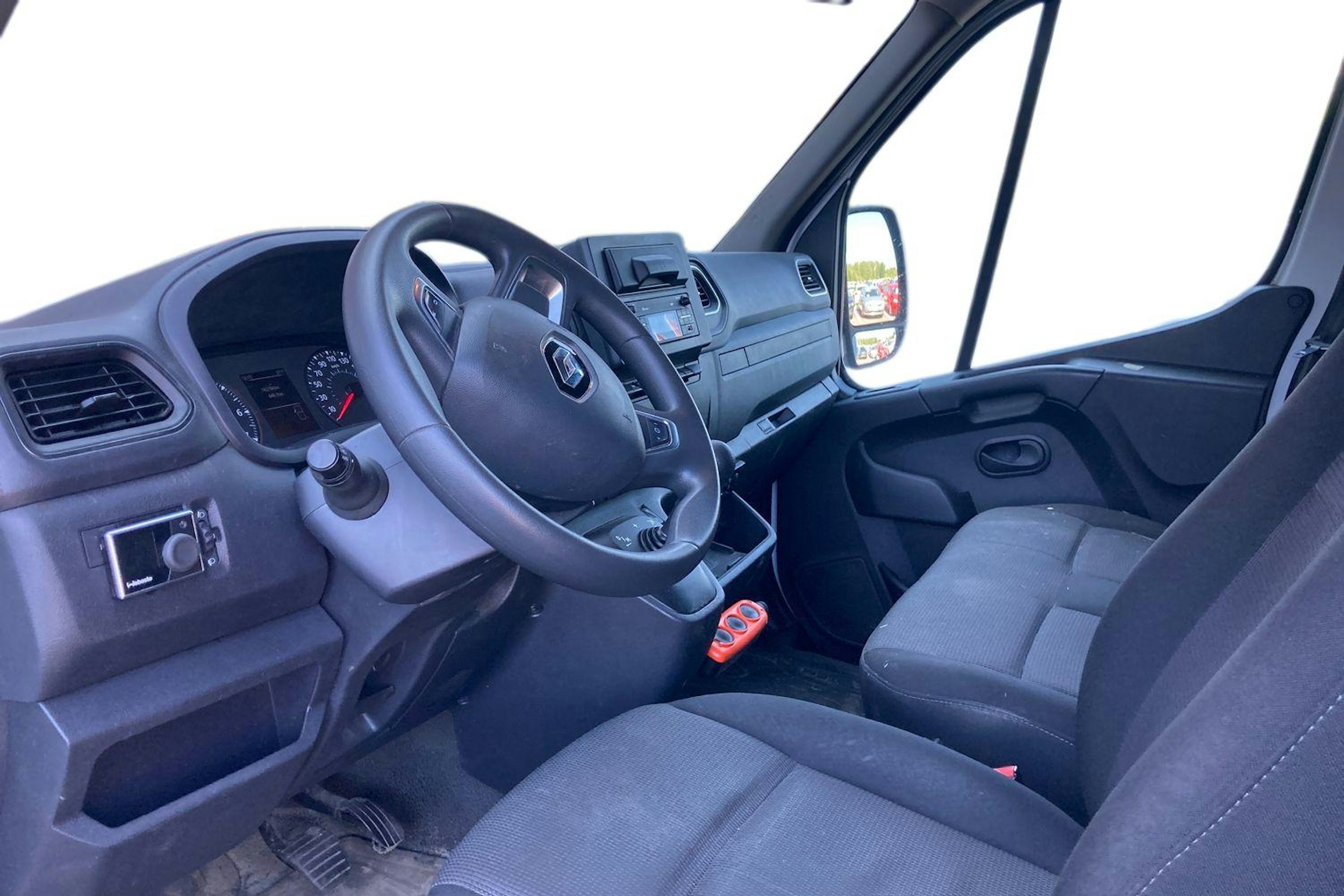 valkoinen Renault Master 2021 kuva 3.