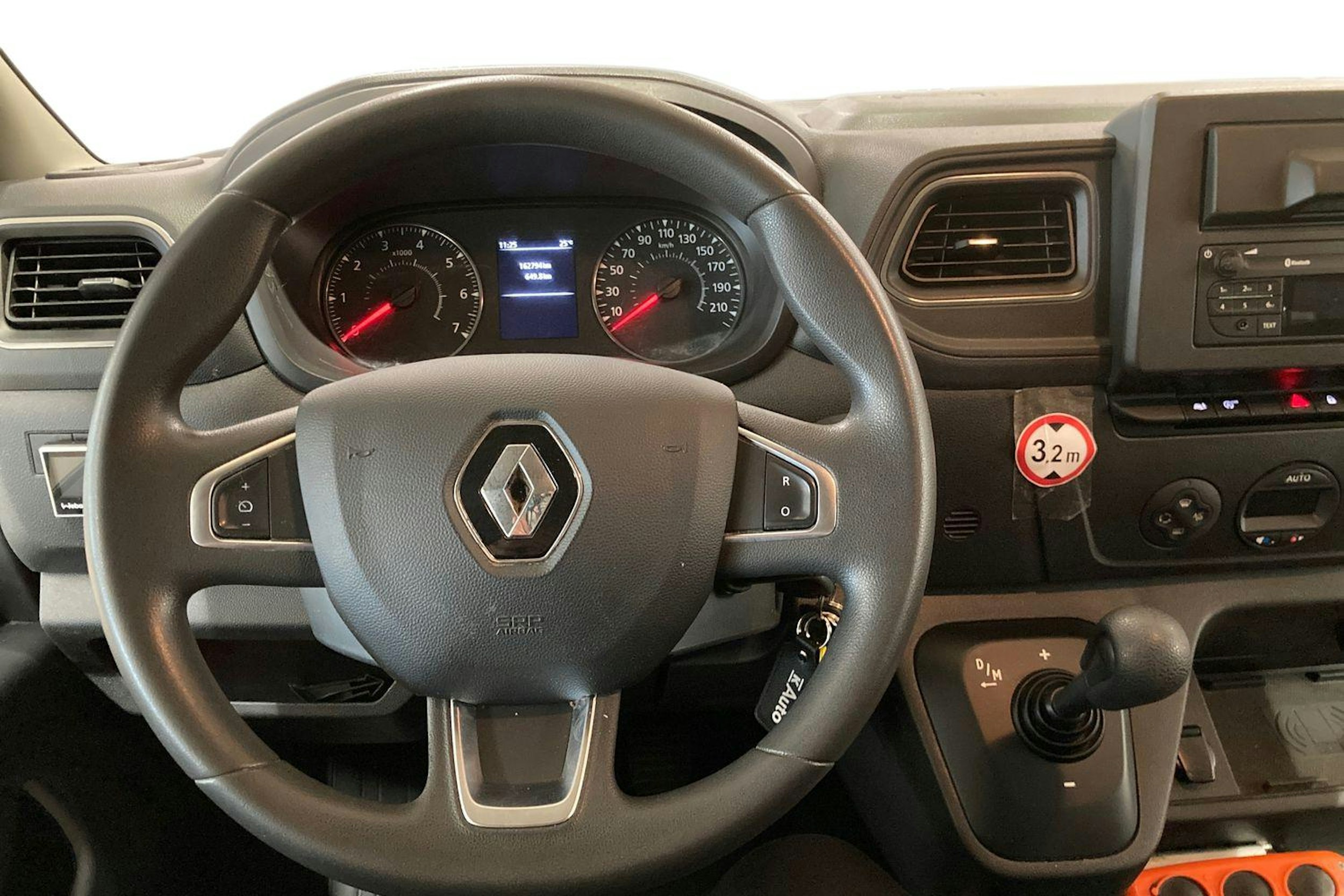 valkoinen Renault Master 2021 kuva 7.