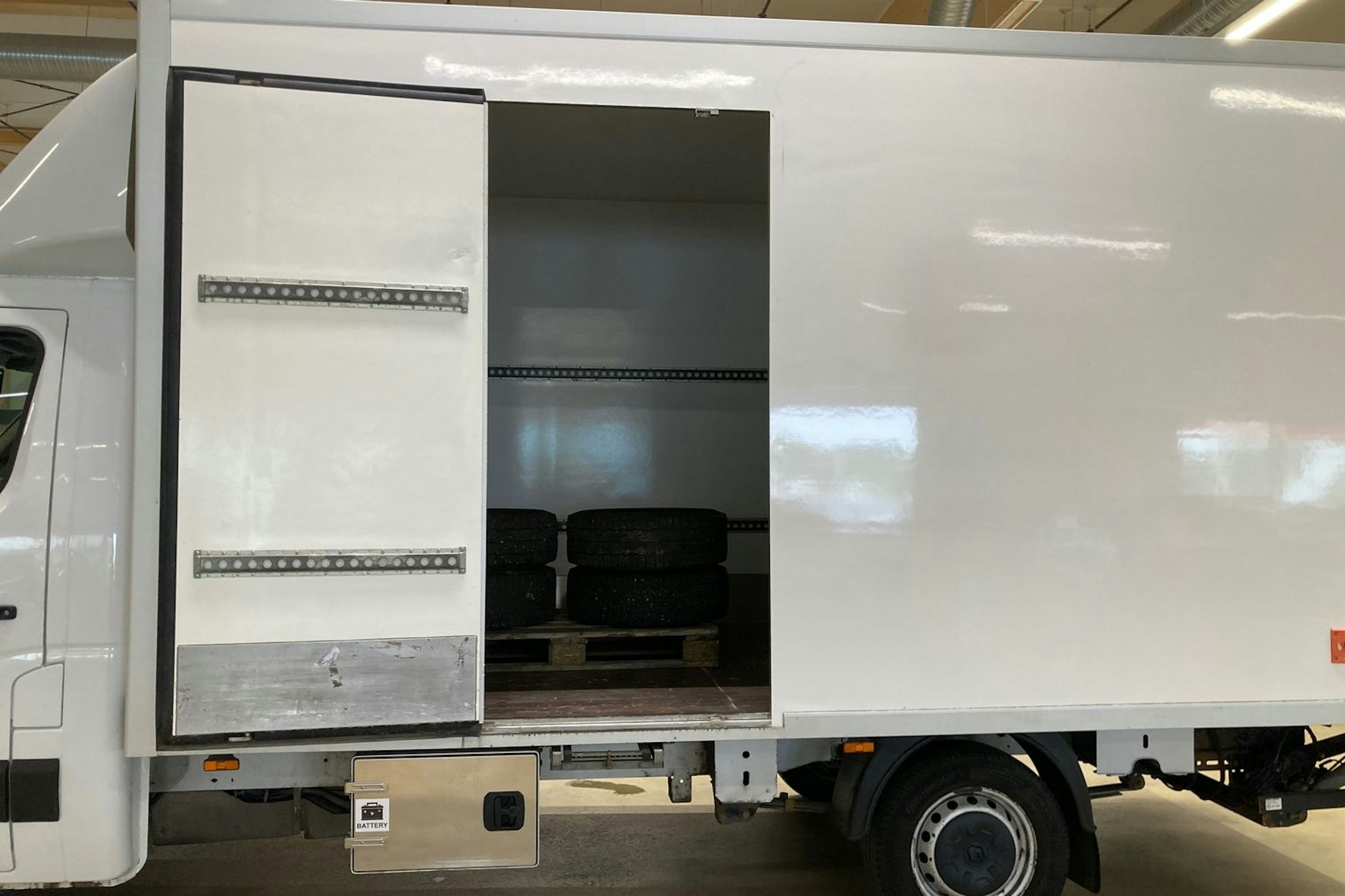 valkoinen Renault Master 2021 kuva 10.