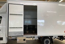 valkoinen Renault Master 2021 kuva 10.