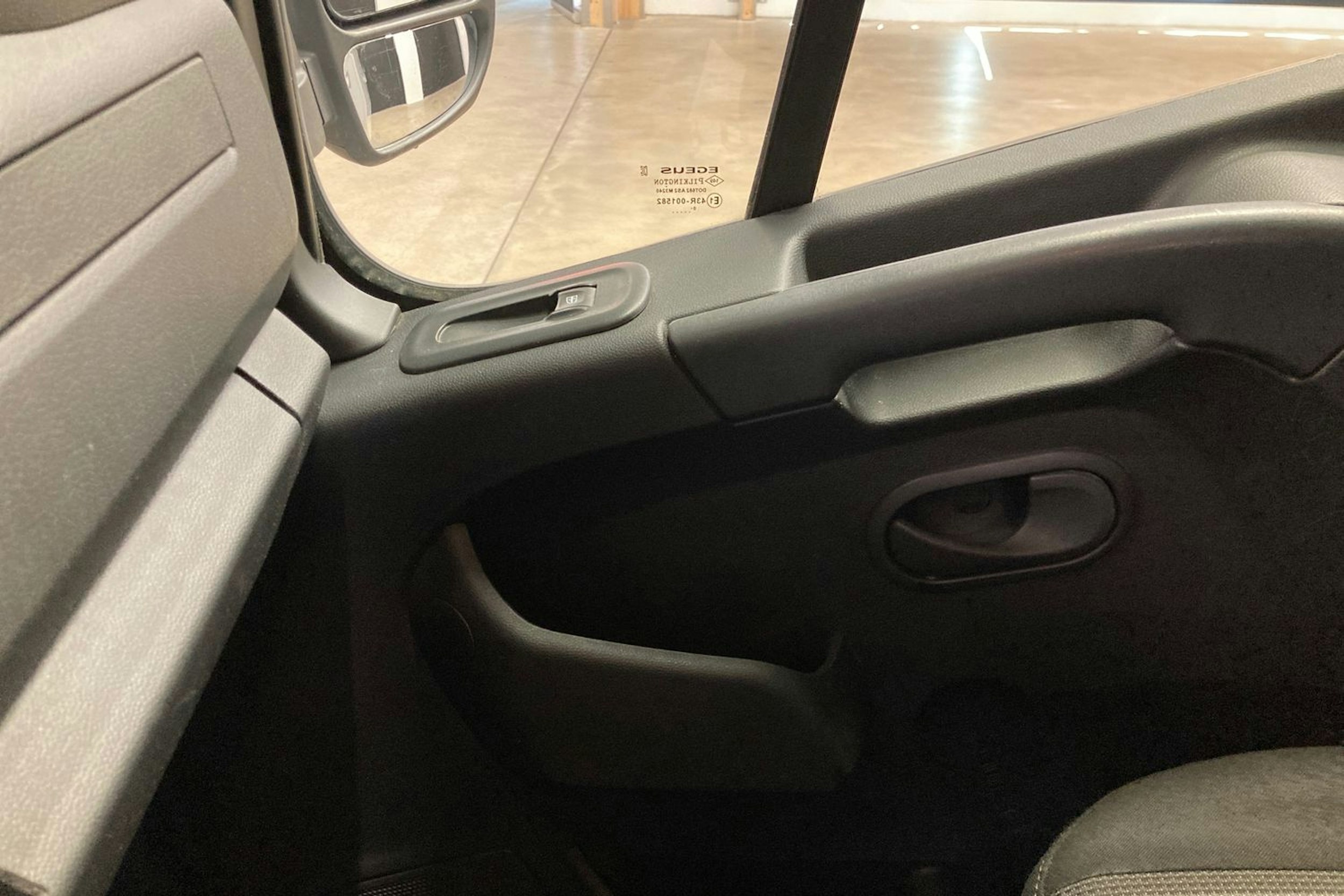 valkoinen Renault Master 2021 kuva 24.