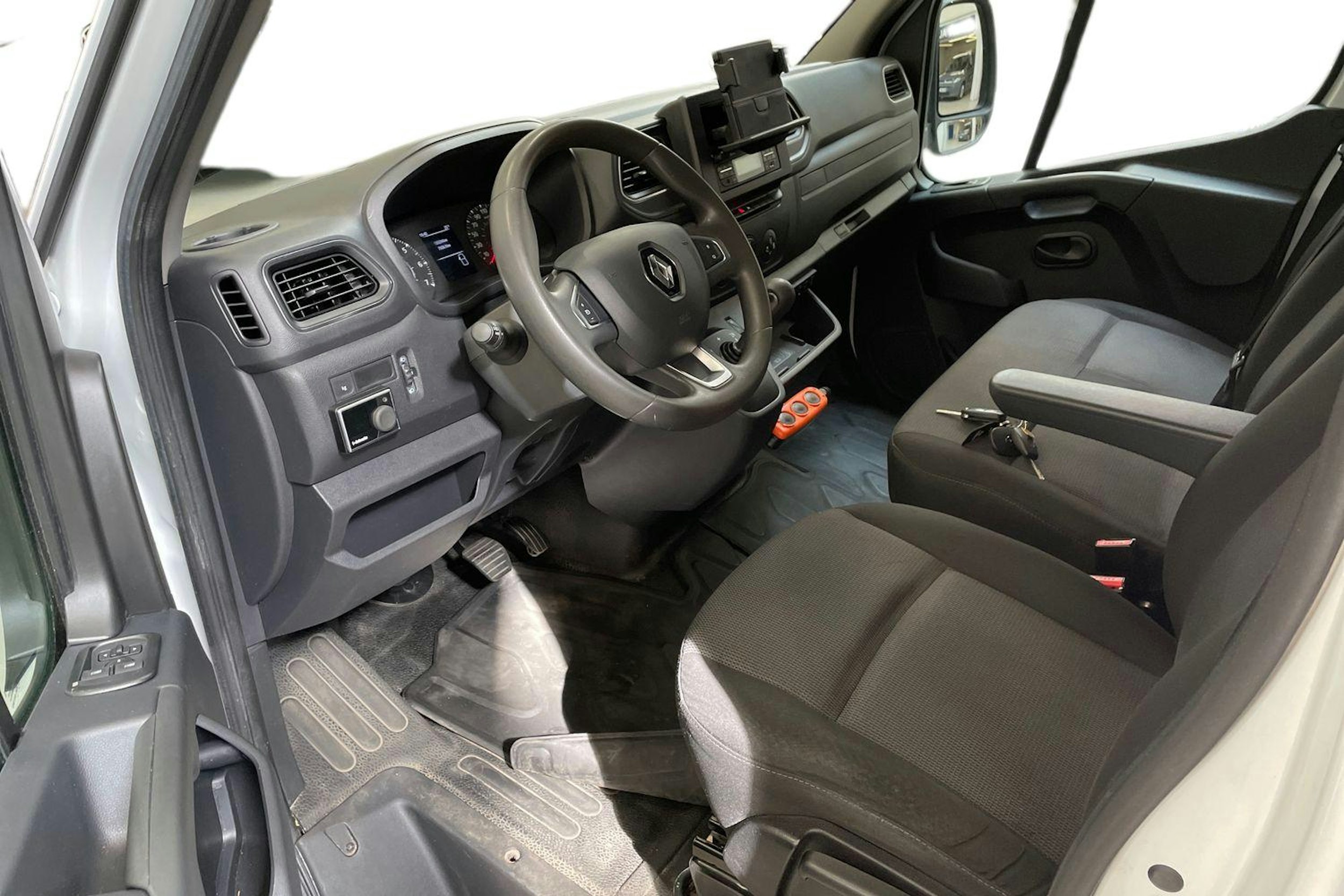 valkoinen Renault Master 2021 kuva 7.