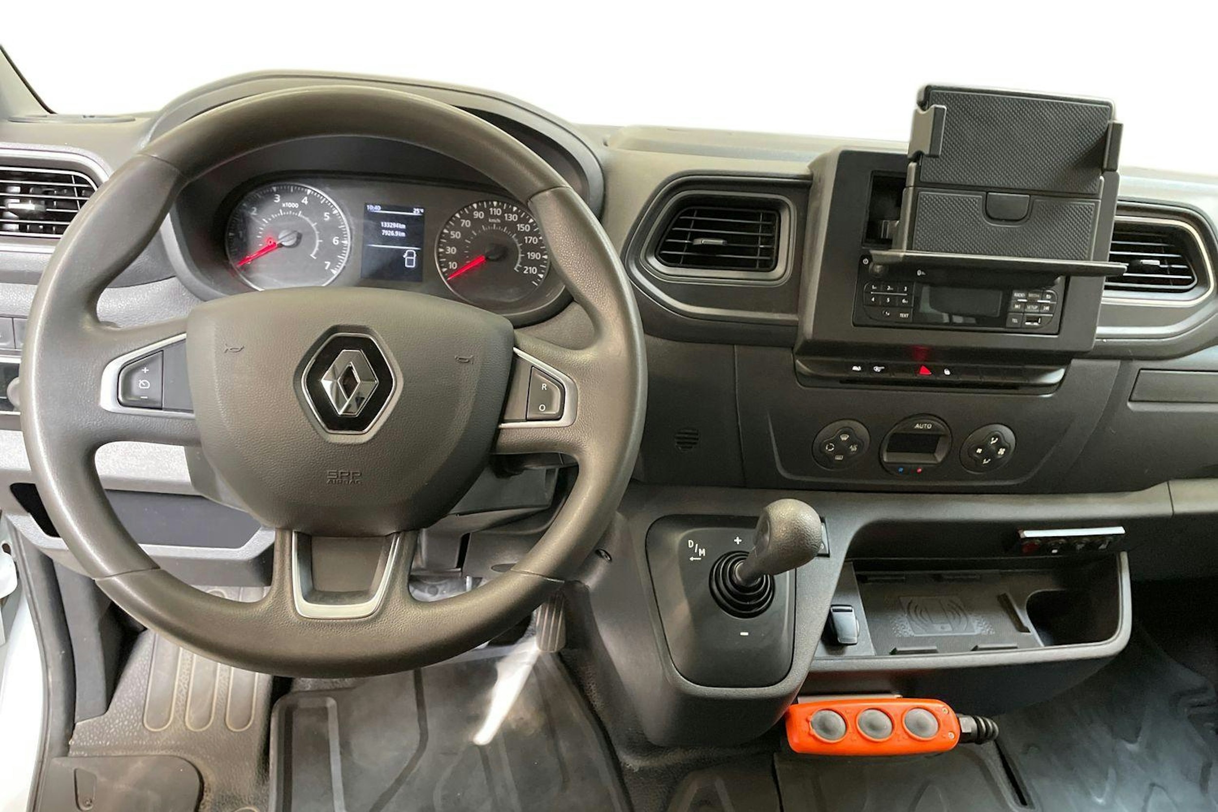 valkoinen Renault Master 2021 kuva 9.