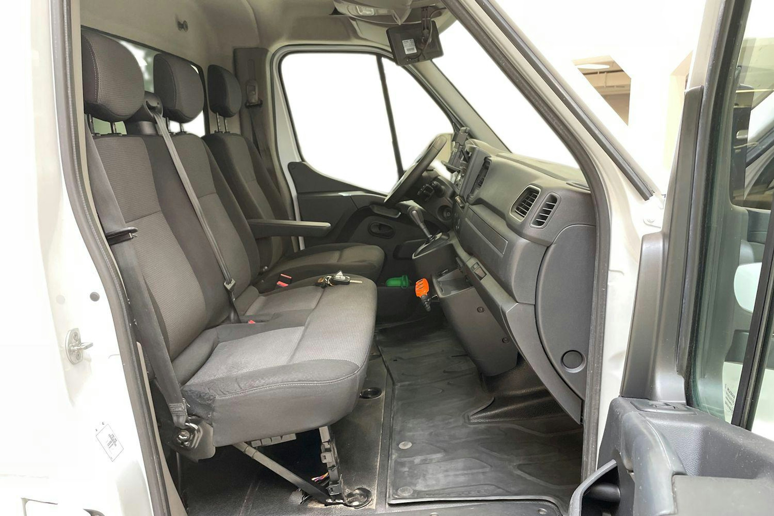 valkoinen Renault Master 2021 kuva 10.