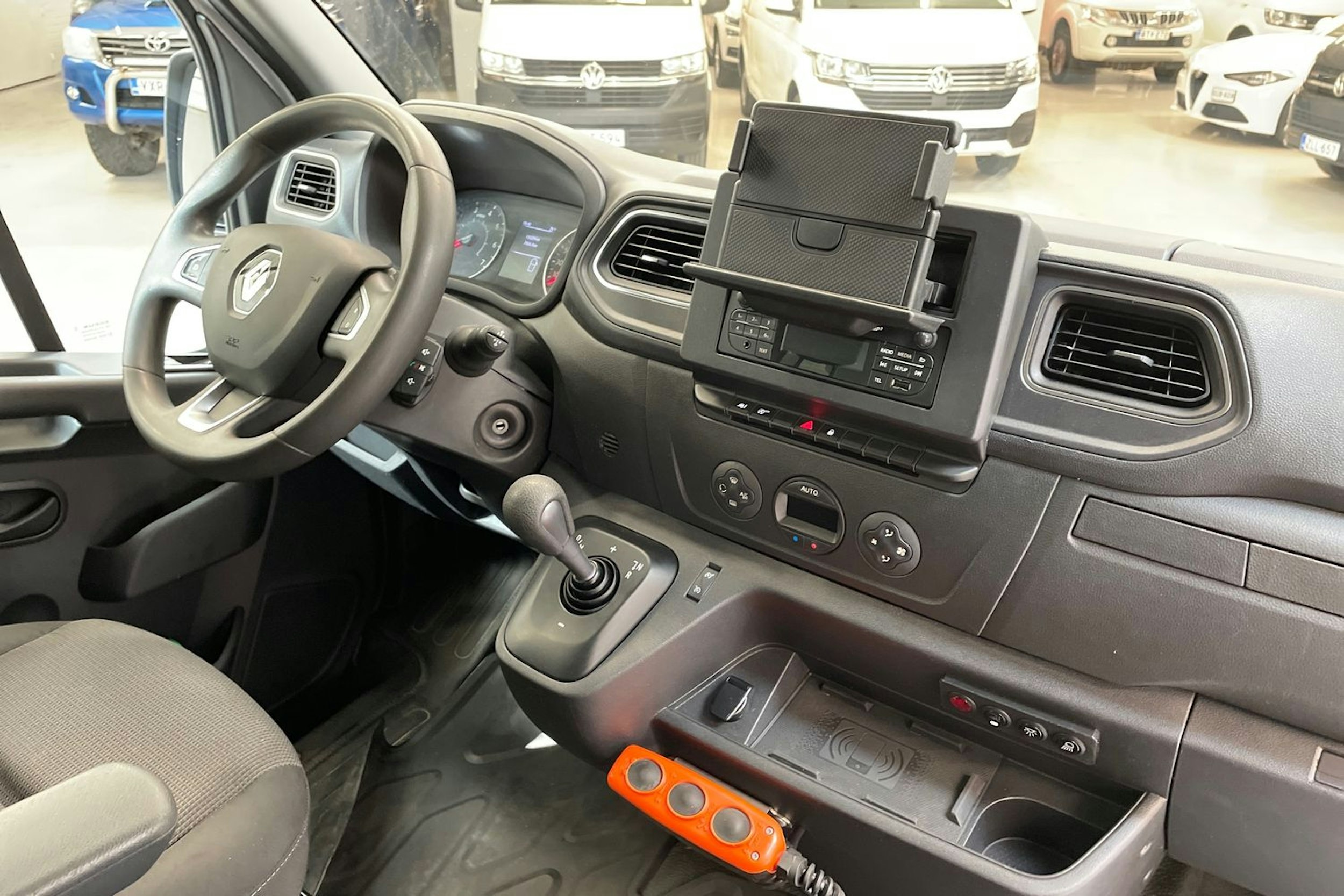 valkoinen Renault Master 2021 kuva 13.