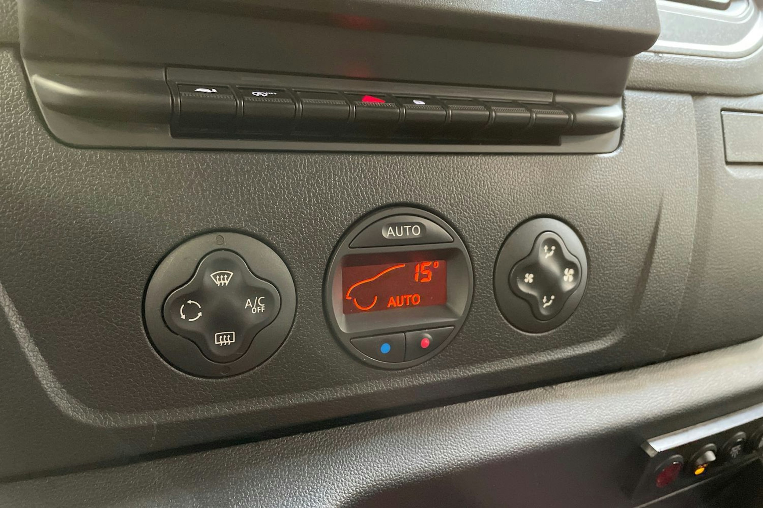 valkoinen Renault Master 2021 kuva 26.