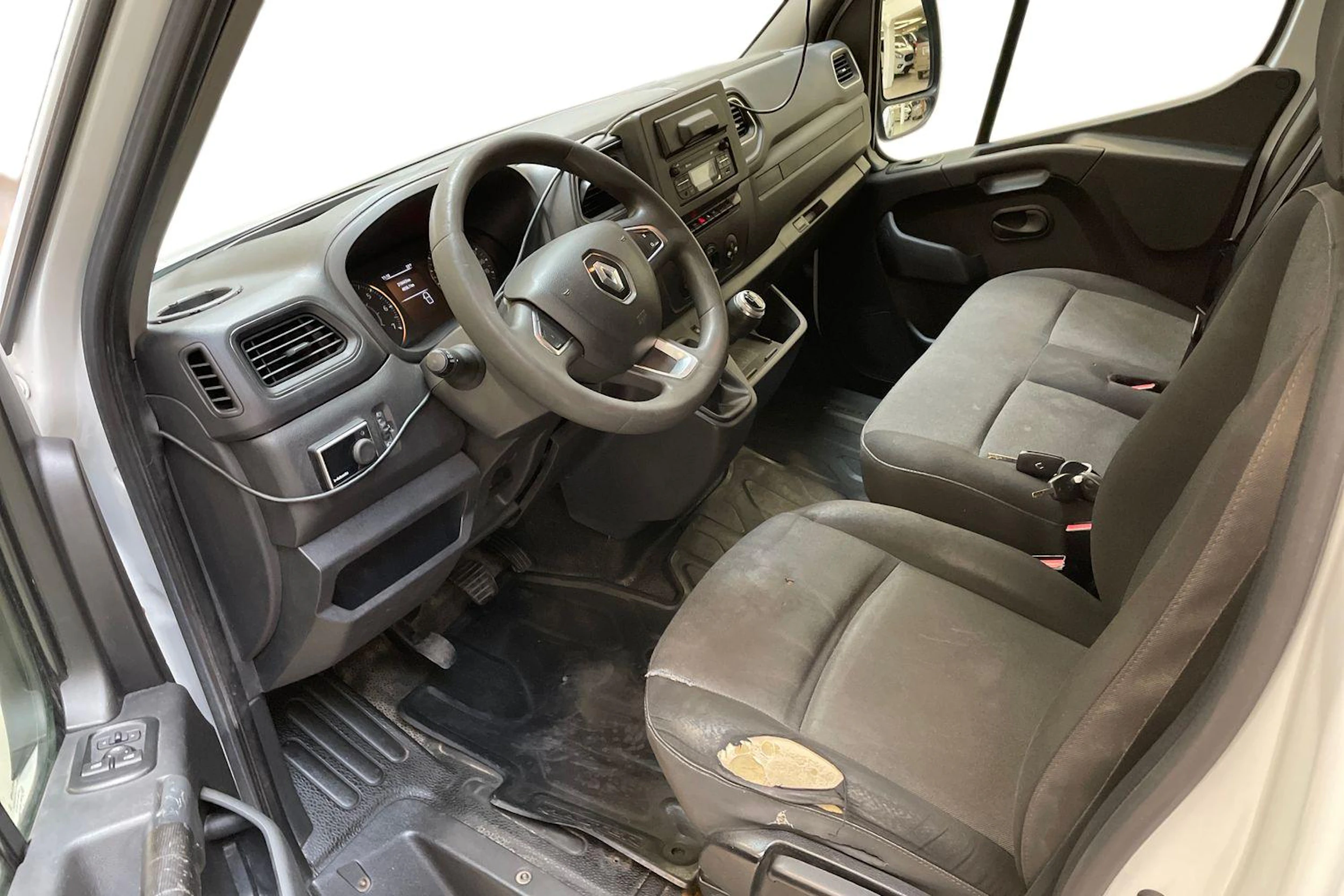 valkoinen Renault Master 2021 kuva 6.