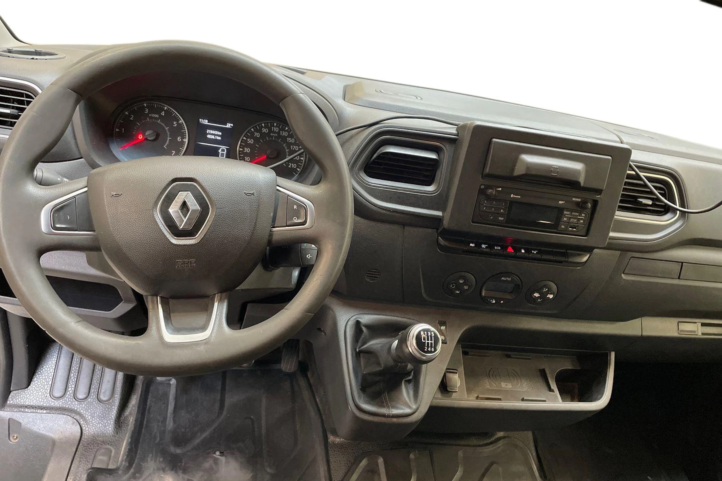 valkoinen Renault Master 2021 kuva 7.