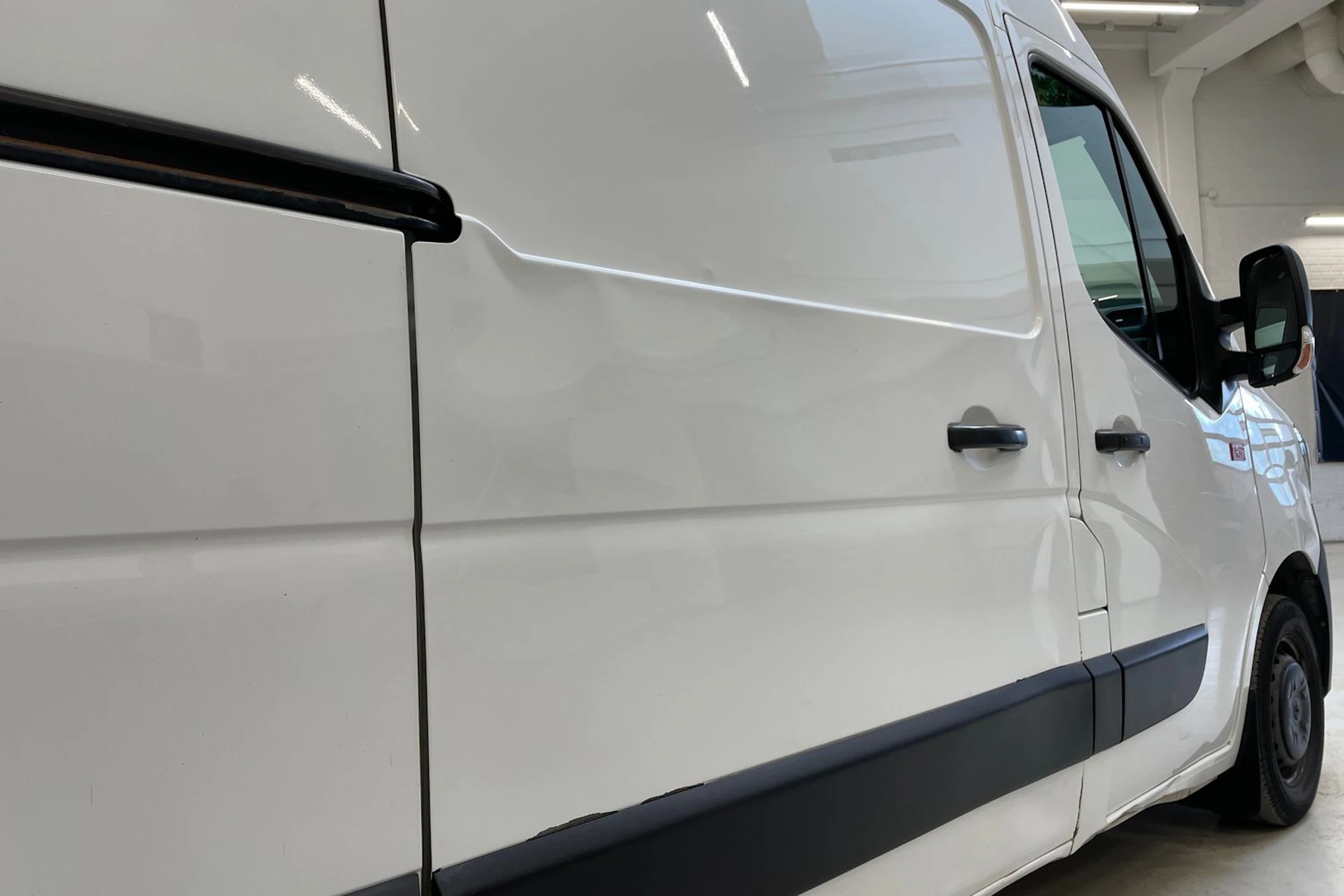 valkoinen Renault Master 2021 kuva 19.