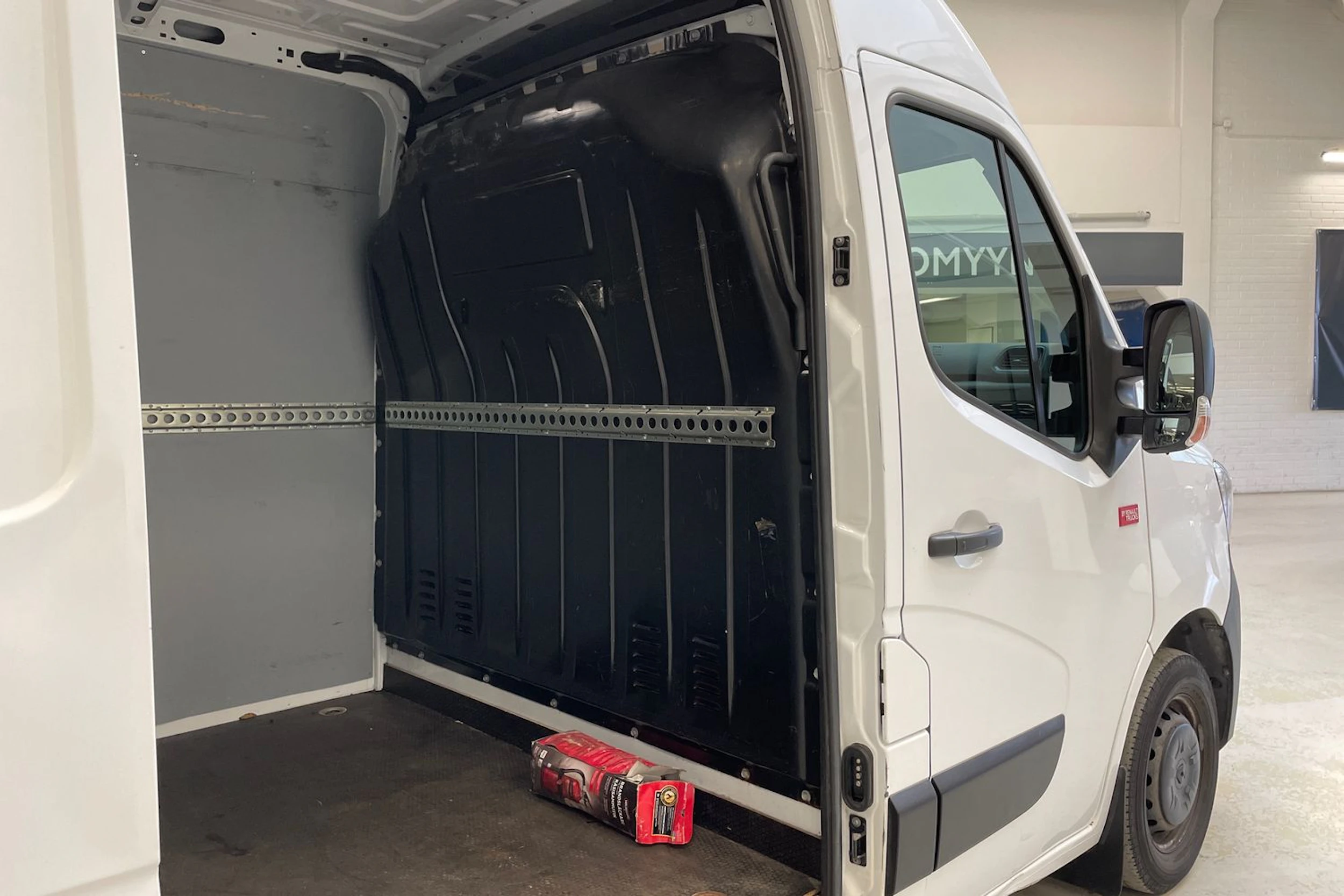 valkoinen Renault Master 2021 kuva 41.