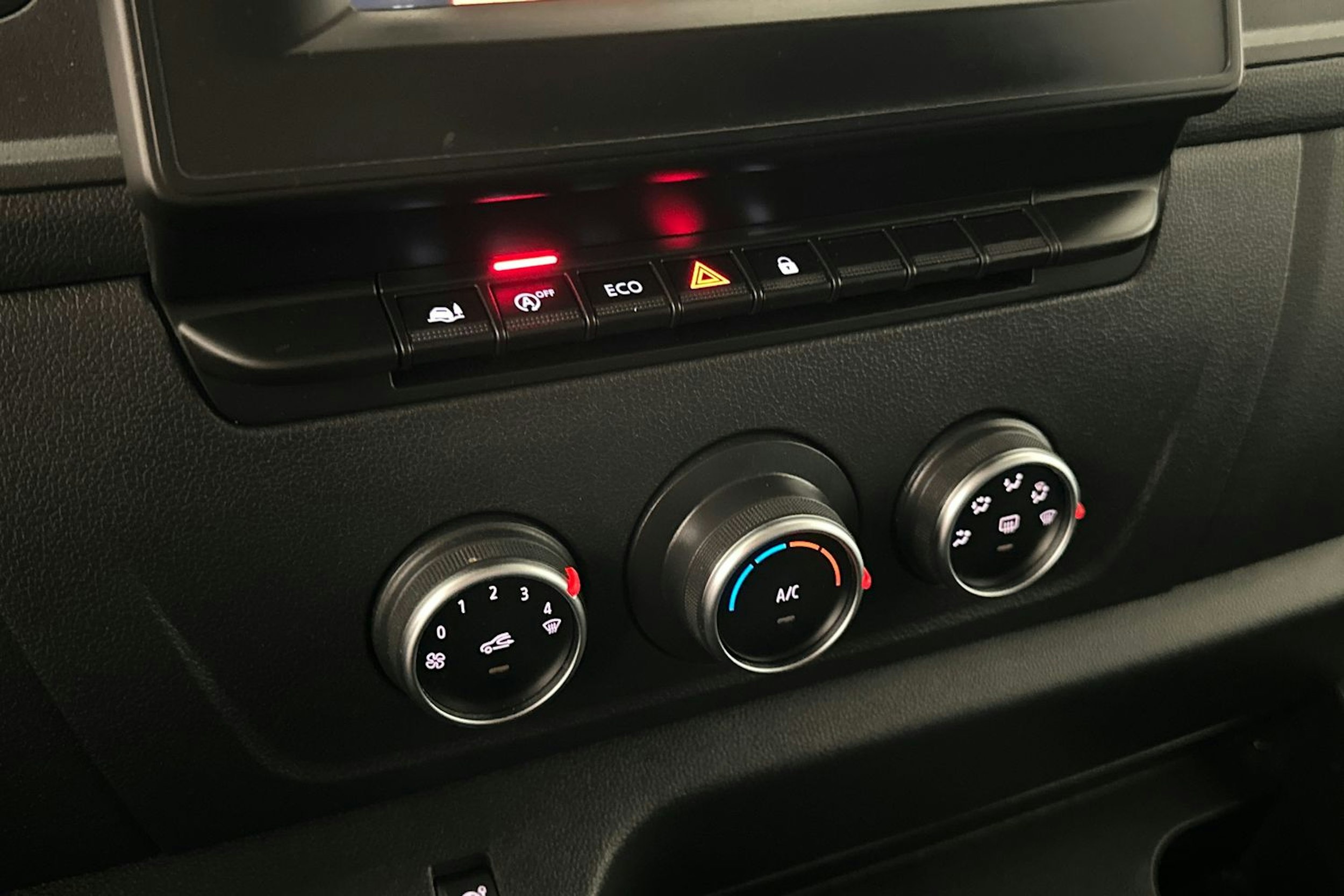 Valkoinen Renault Master 2021 kuva 21.