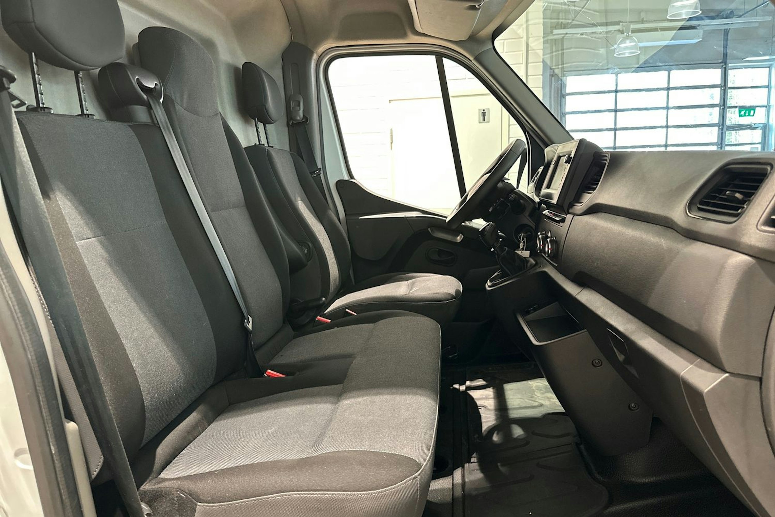 Valkoinen Renault Master 2021 kuva 22.