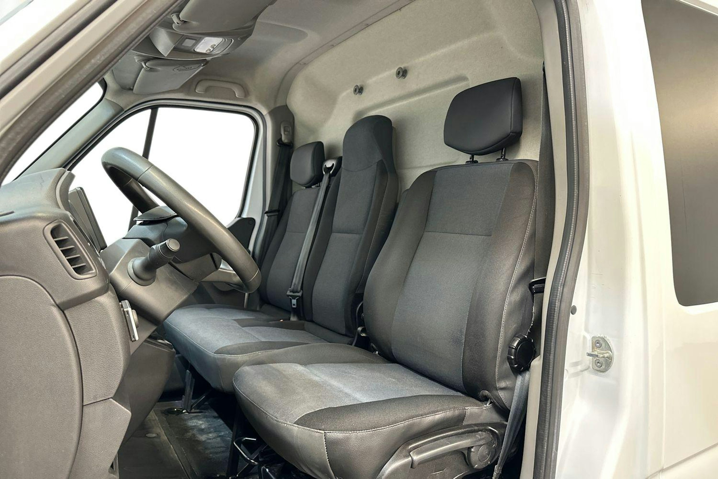 valkoinen Renault Master 2021 kuva 9.