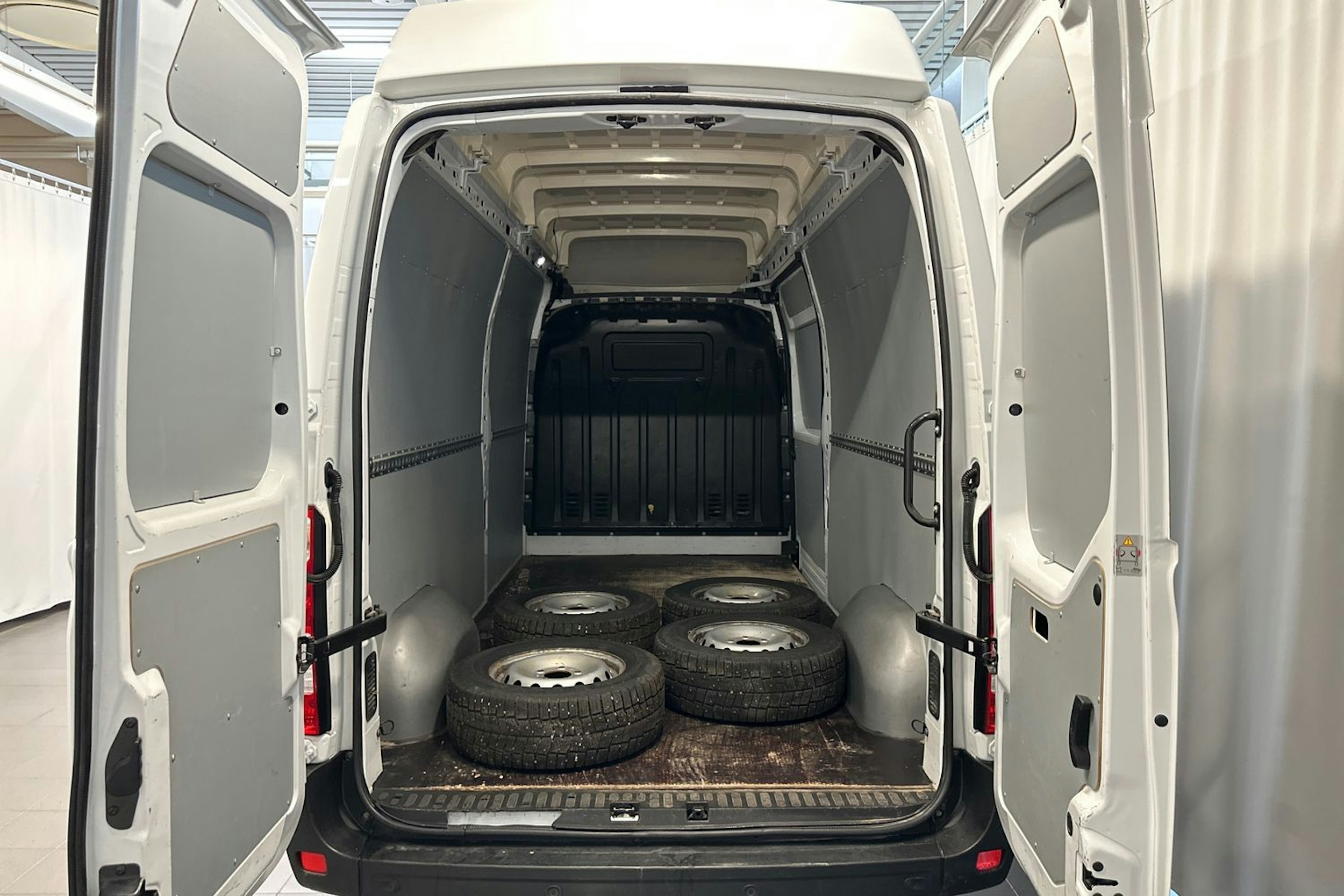 valkoinen Renault Master 2021 kuva 14.