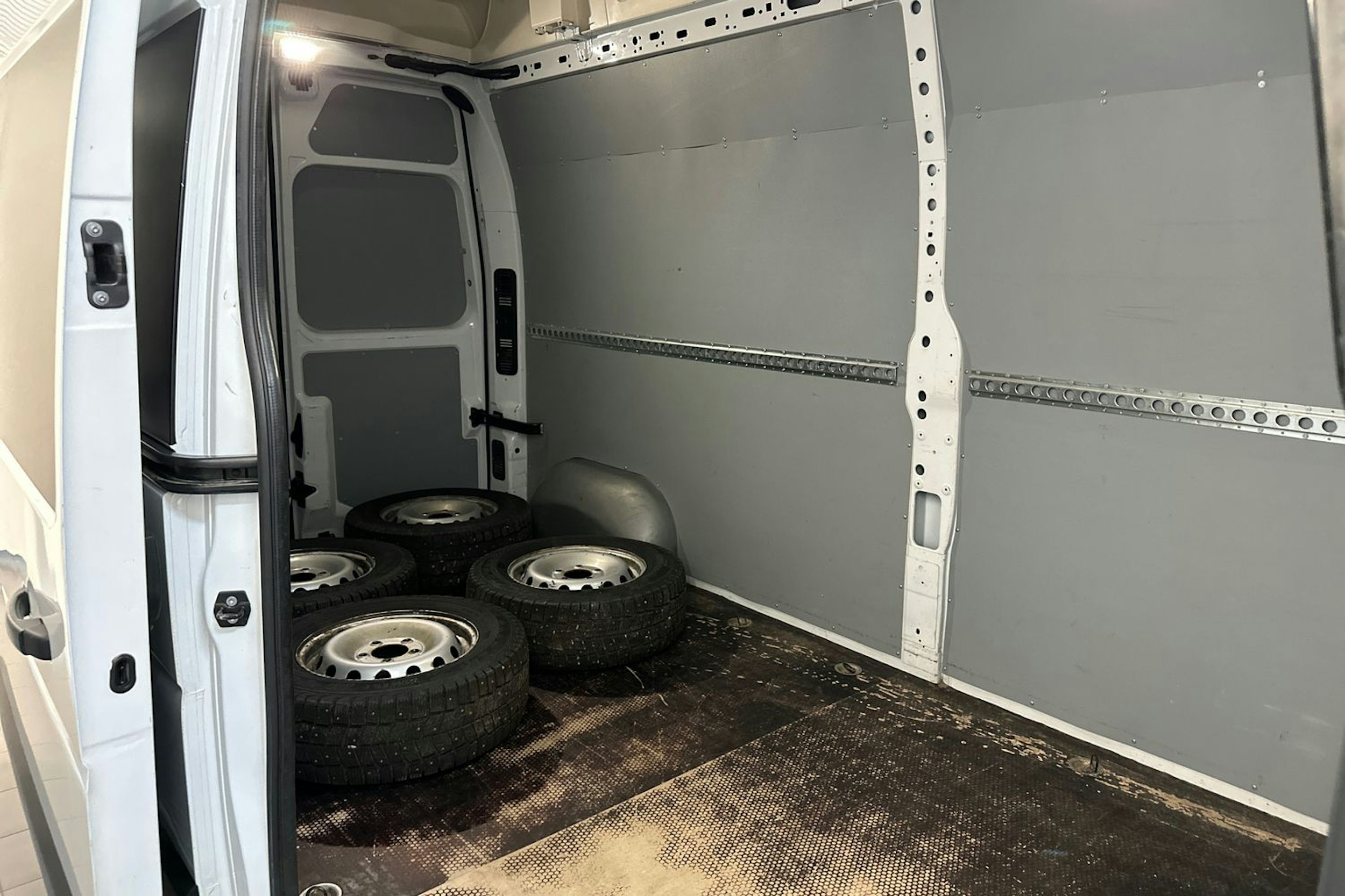 valkoinen Renault Master 2021 kuva 15.