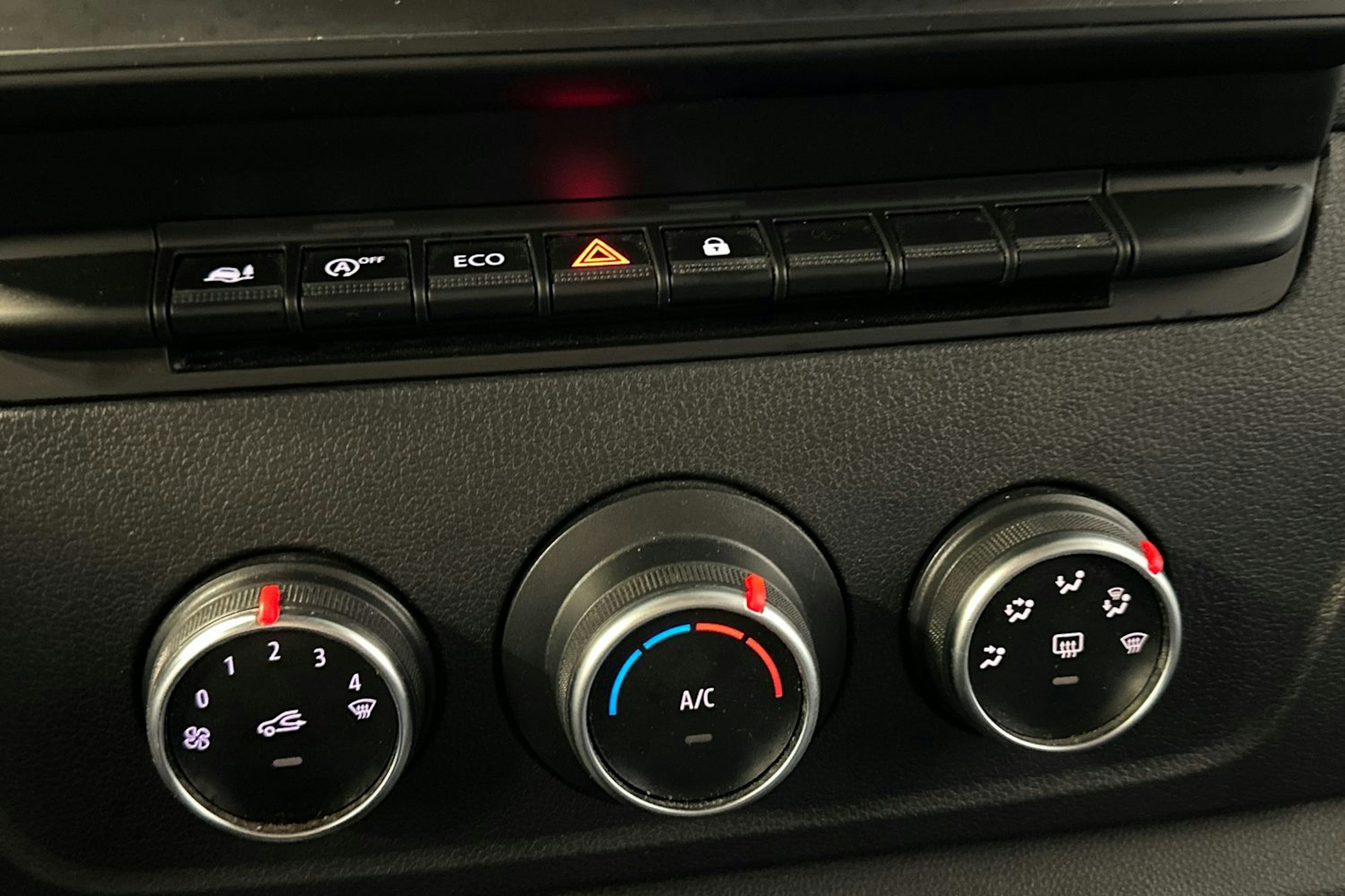 valkoinen Renault Master 2021 kuva 21.