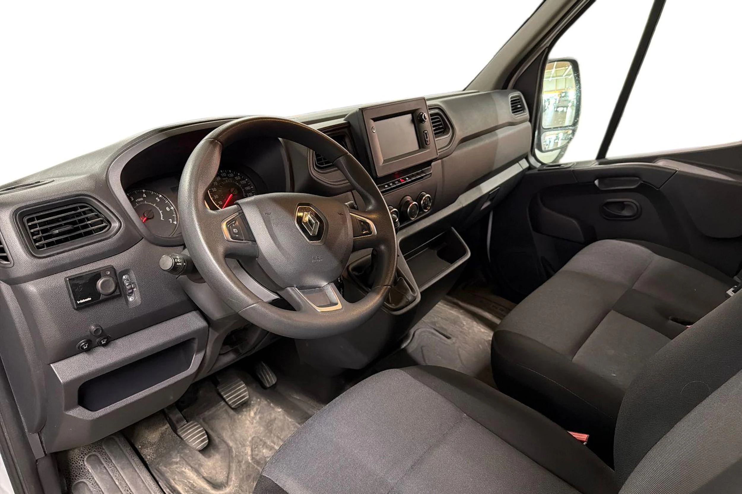 valkoinen Renault Master 2022 kuva 3.