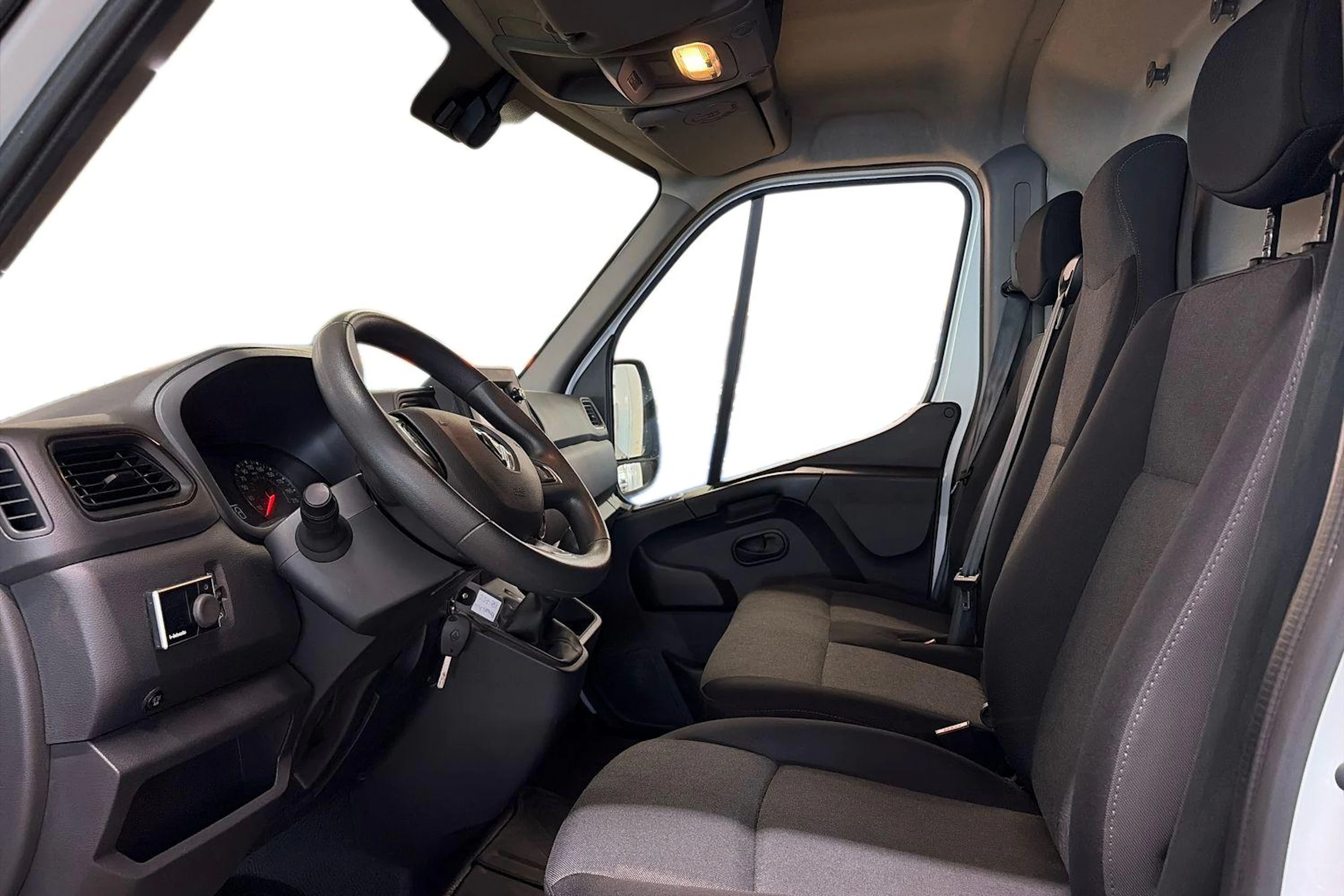 valkoinen Renault Master 2022 kuva 3.
