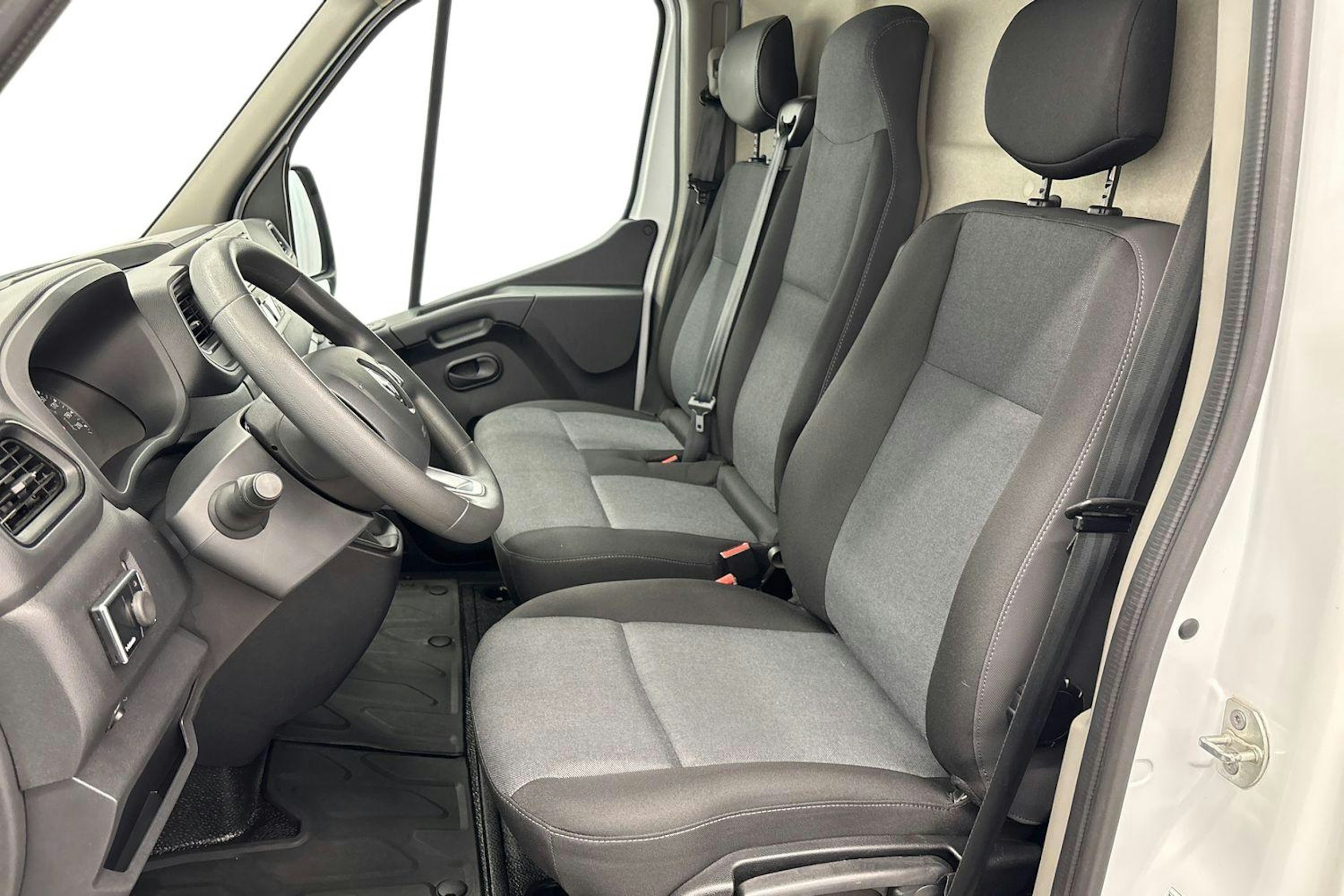 Valkoinen Renault Master 2022 kuva 8.
