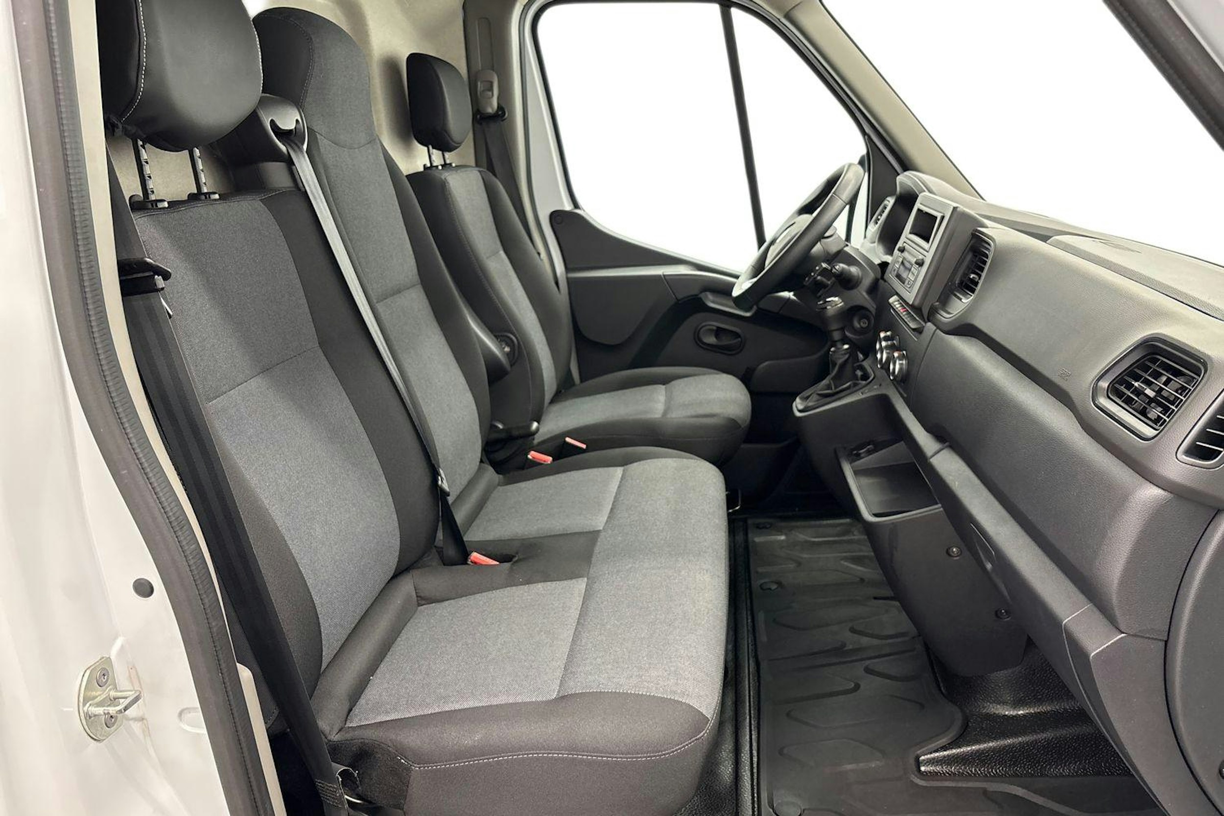 Valkoinen Renault Master 2022 kuva 11.