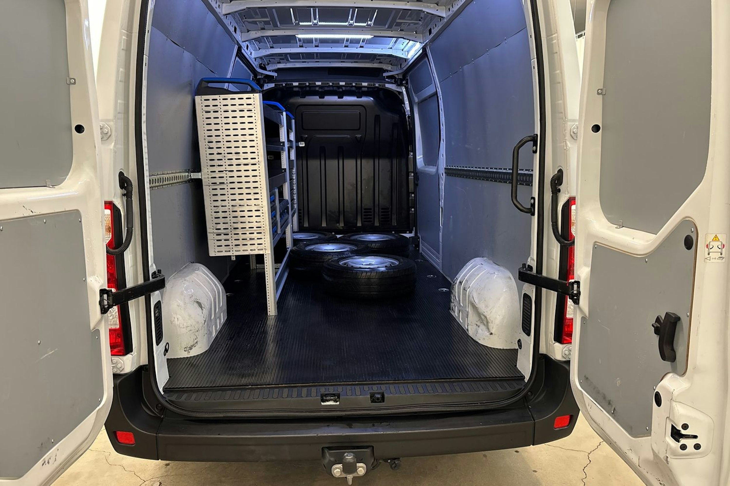 Valkoinen Renault Master 2022 kuva 16.