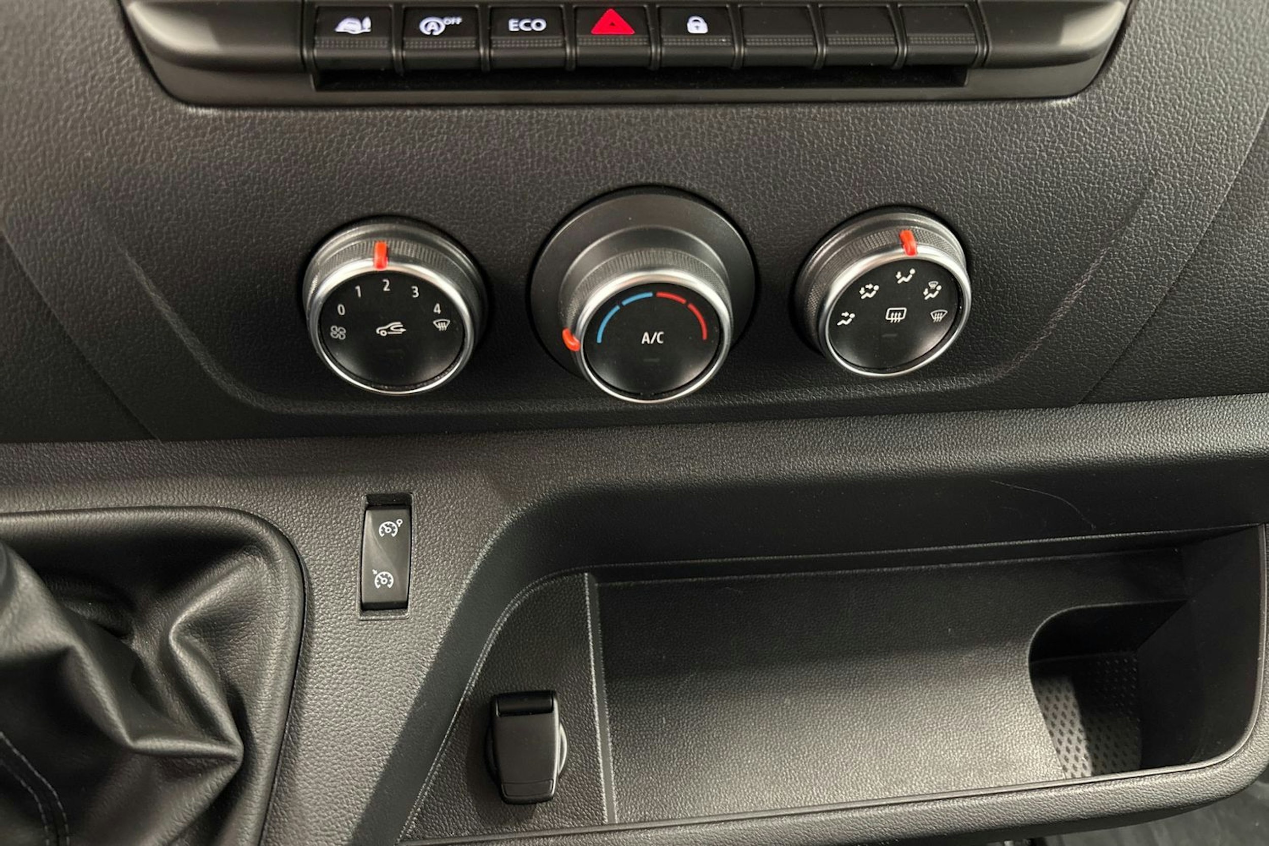 Valkoinen Renault Master 2022 kuva 23.