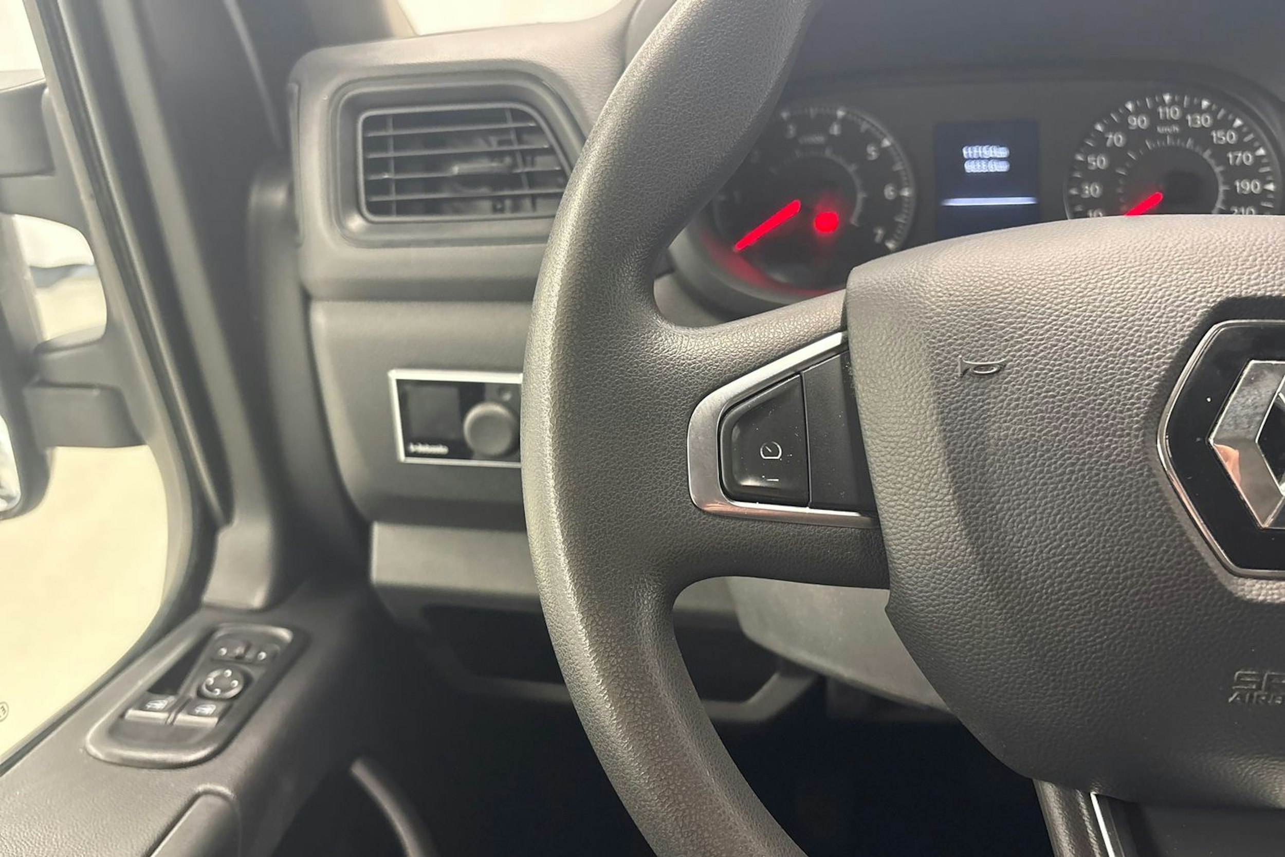 valkoinen Renault Master 2022 kuva 16.