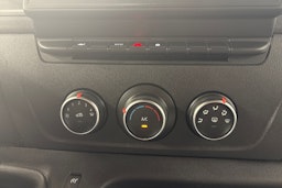 valkoinen Renault Master 2022 kuva 24.