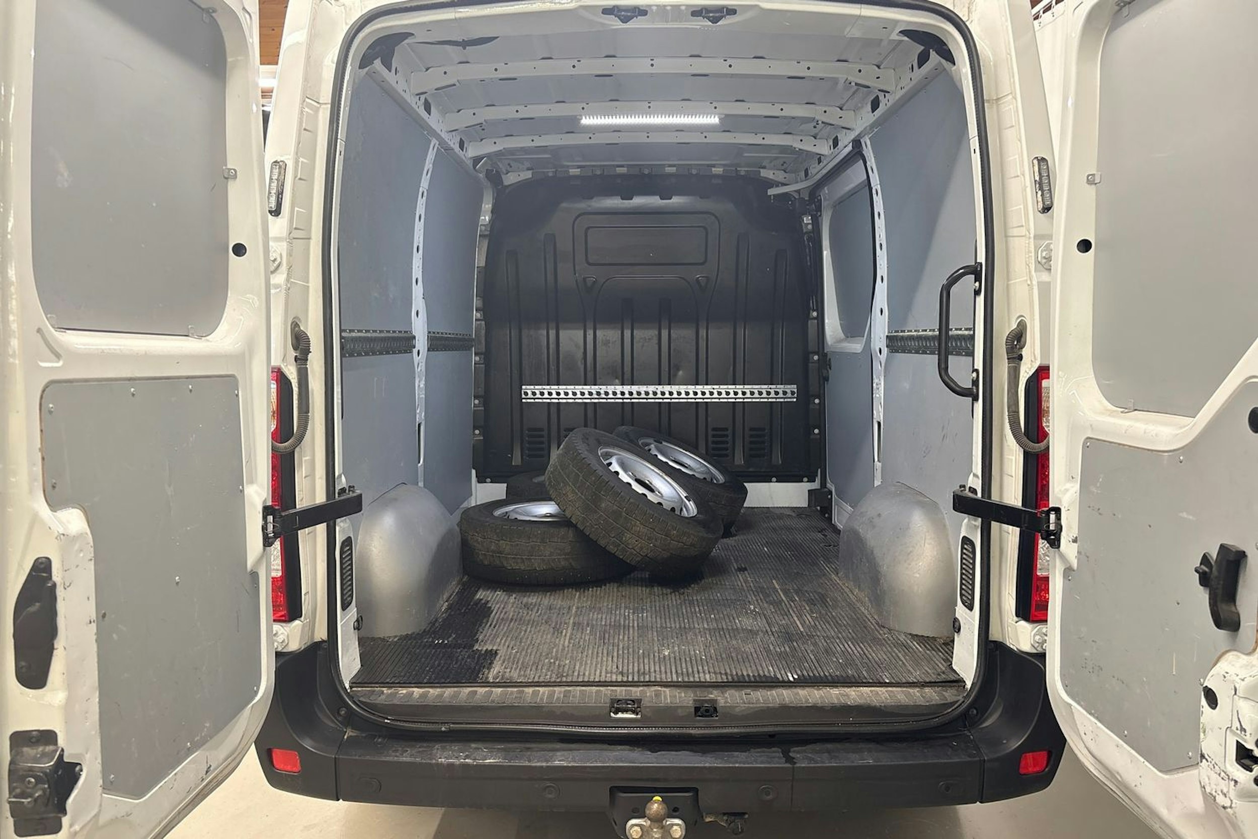 valkoinen Renault Master 2022 kuva 26.