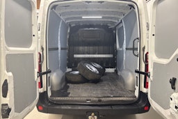 valkoinen Renault Master 2022 kuva 26.