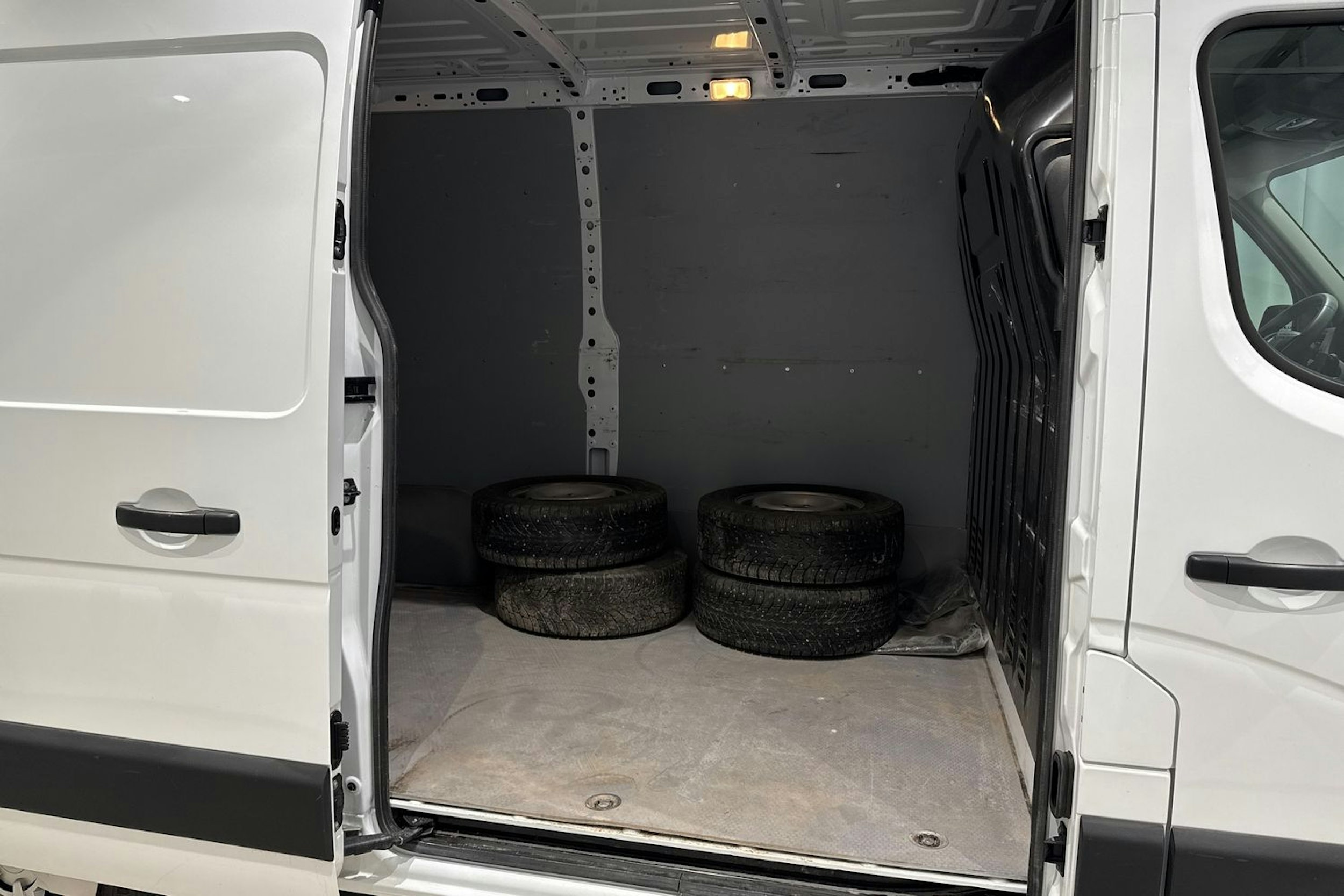 valkoinen Renault Master 2023 kuva 10.