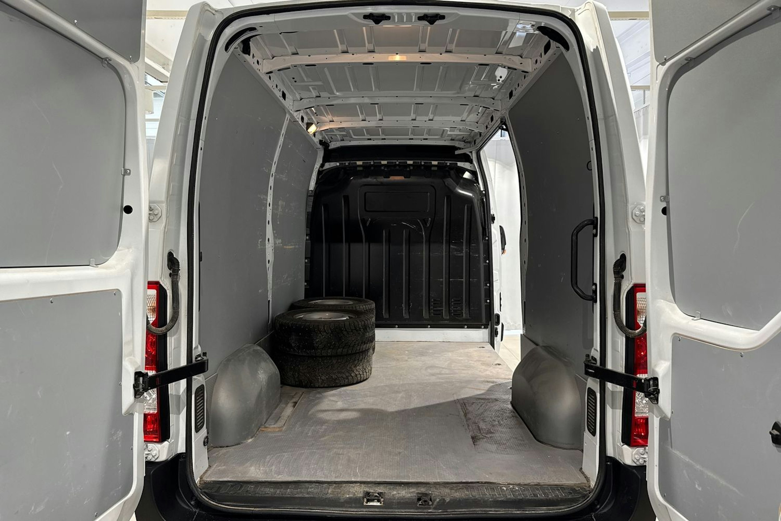 valkoinen Renault Master 2023 kuva 13.
