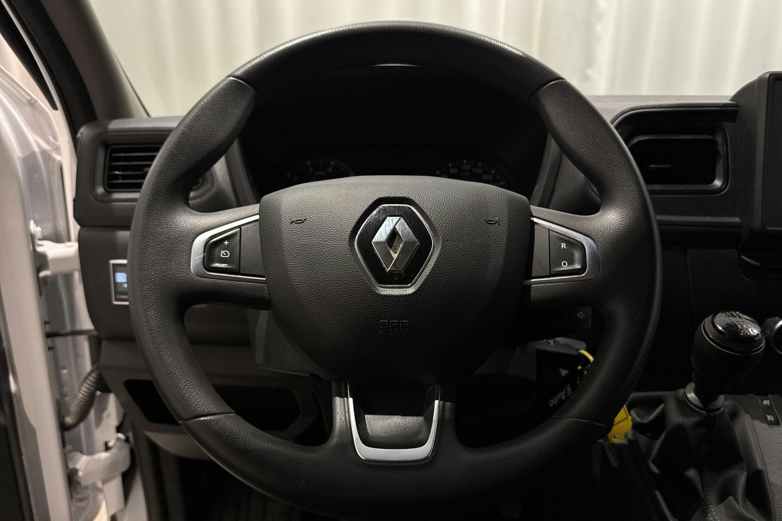valkoinen Renault Master 2023 kuva 16.