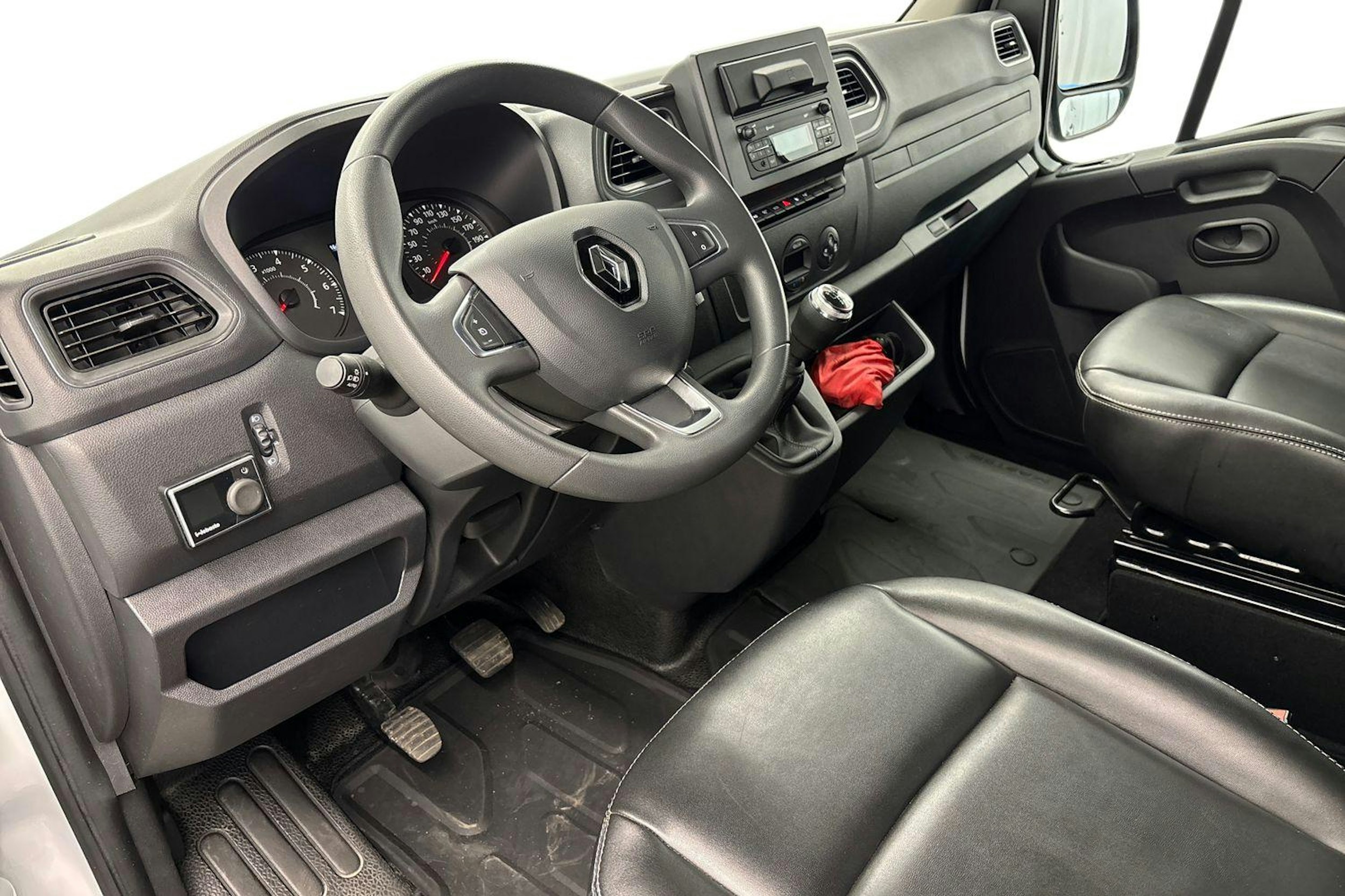 valkoinen Renault Master 2023 kuva 6.