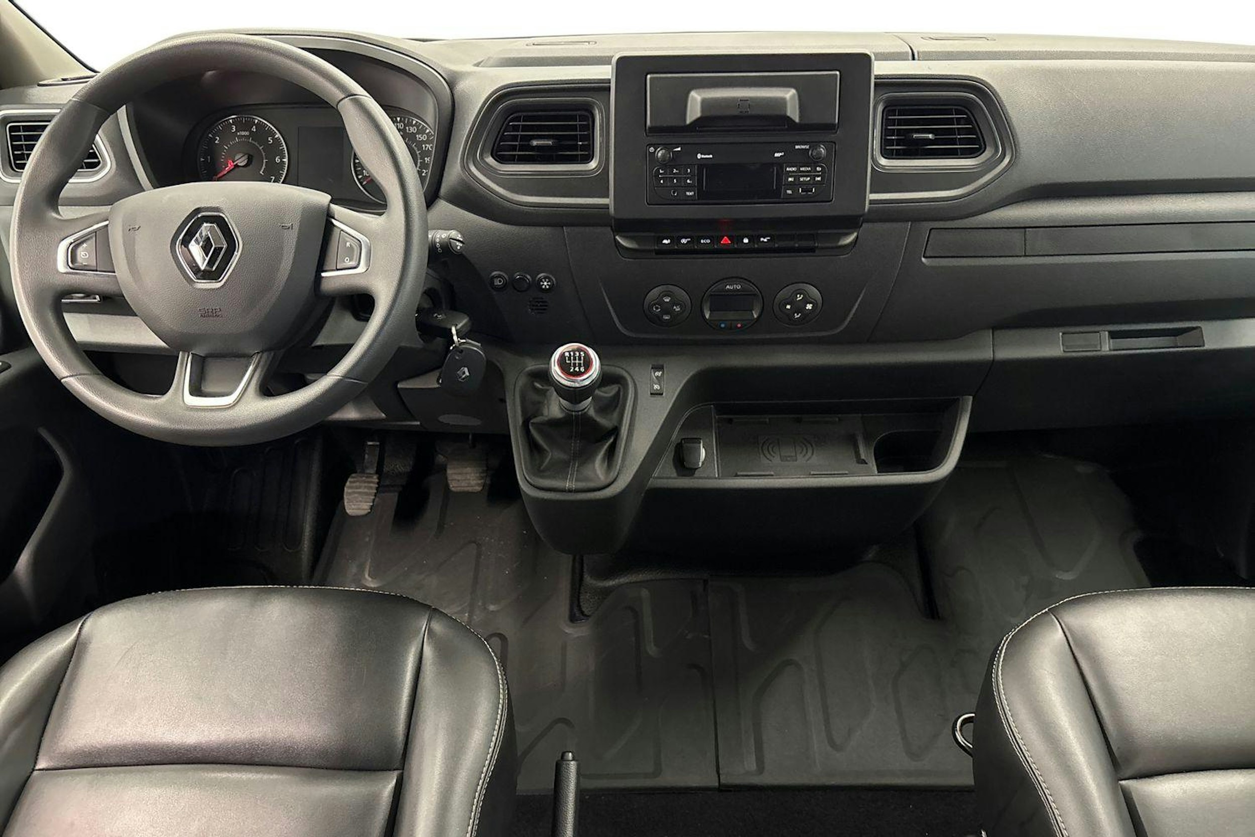 valkoinen Renault Master 2023 kuva 7.