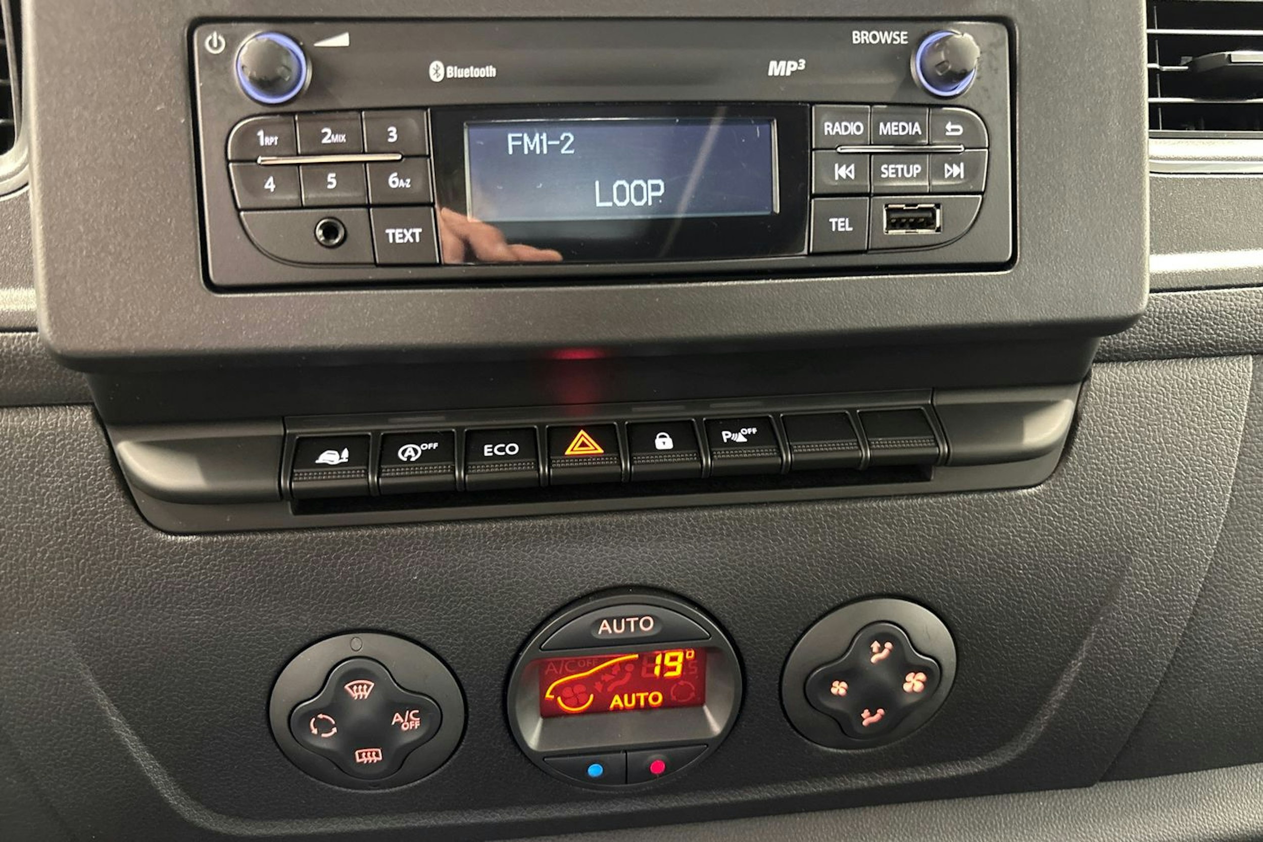 valkoinen Renault Master 2023 kuva 11.