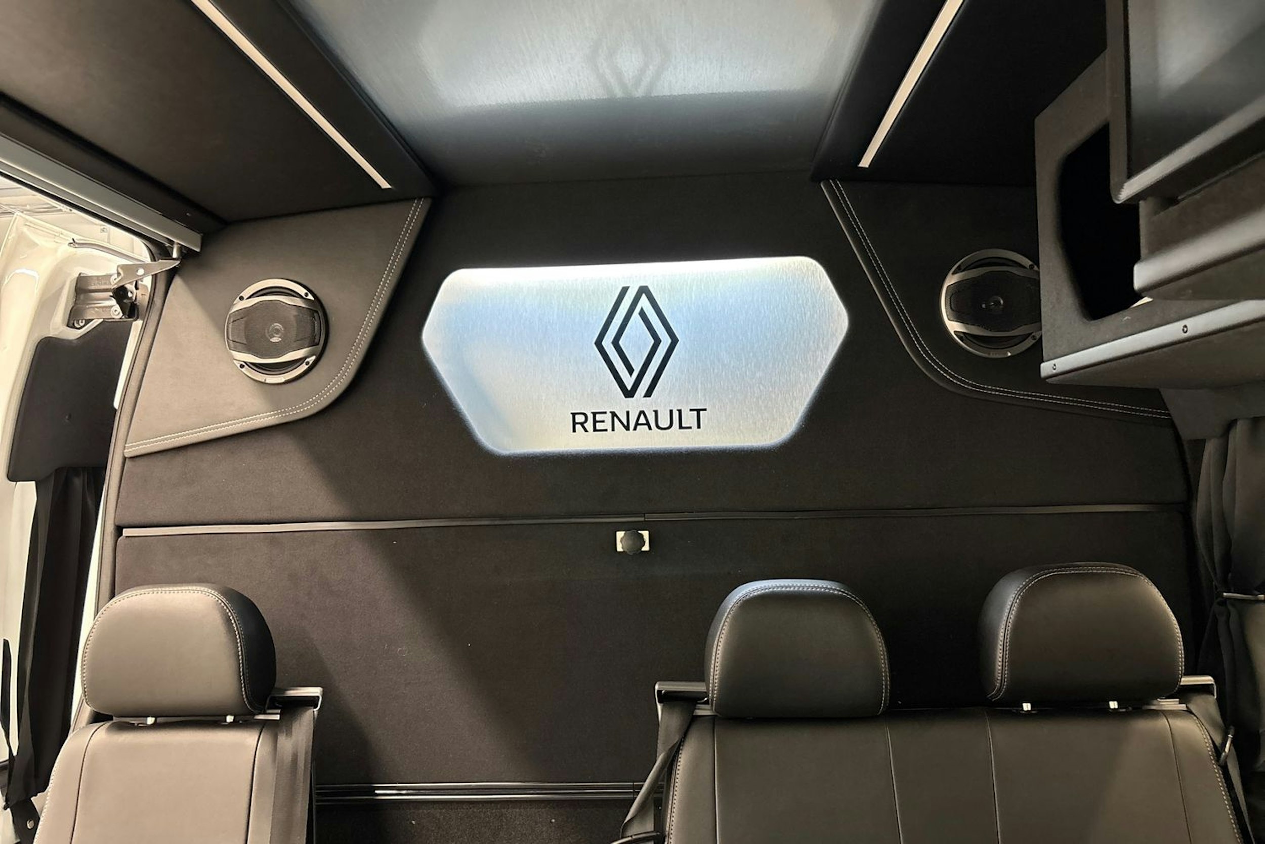 valkoinen Renault Master 2023 kuva 13.