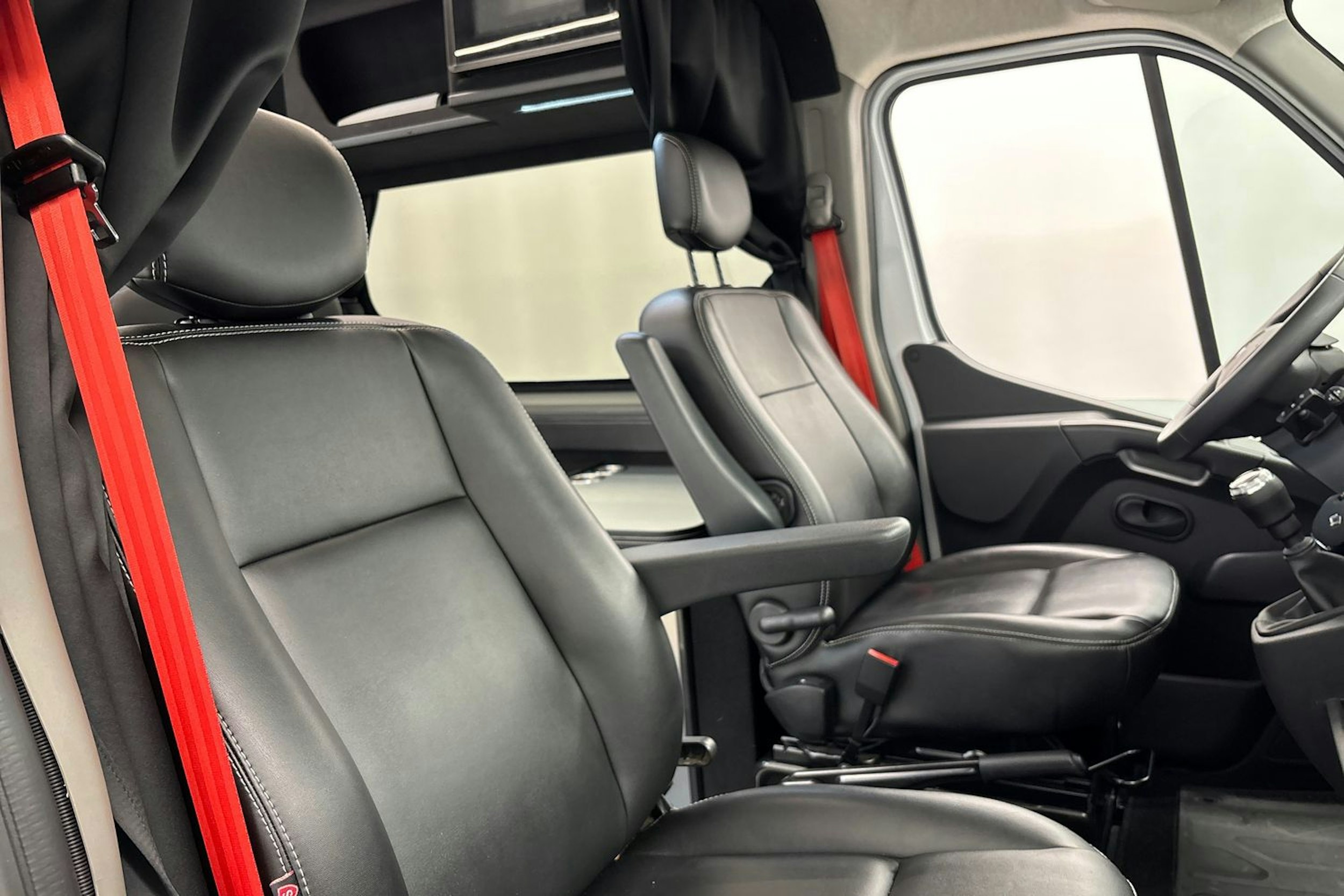 valkoinen Renault Master 2023 kuva 17.