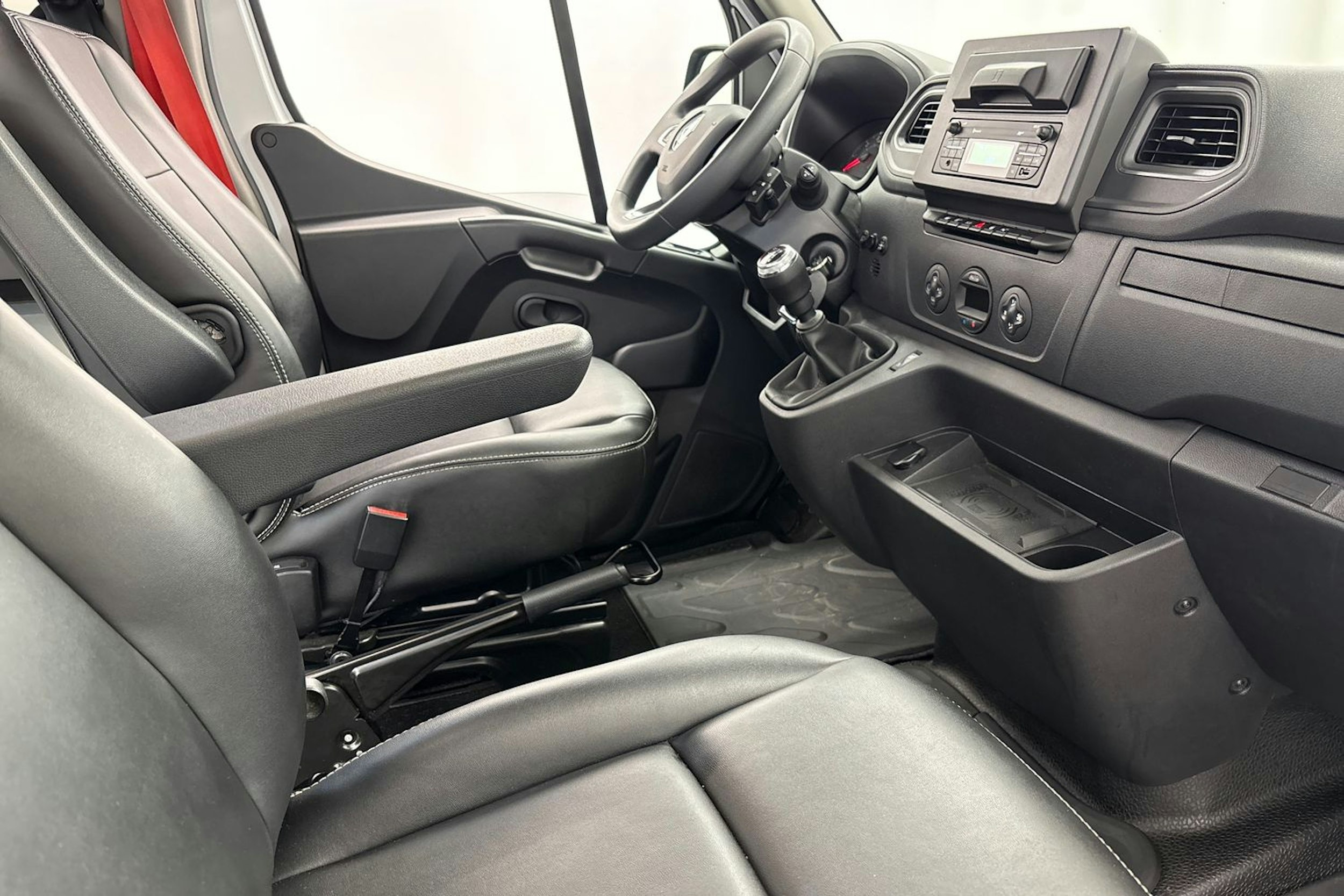 valkoinen Renault Master 2023 kuva 18.