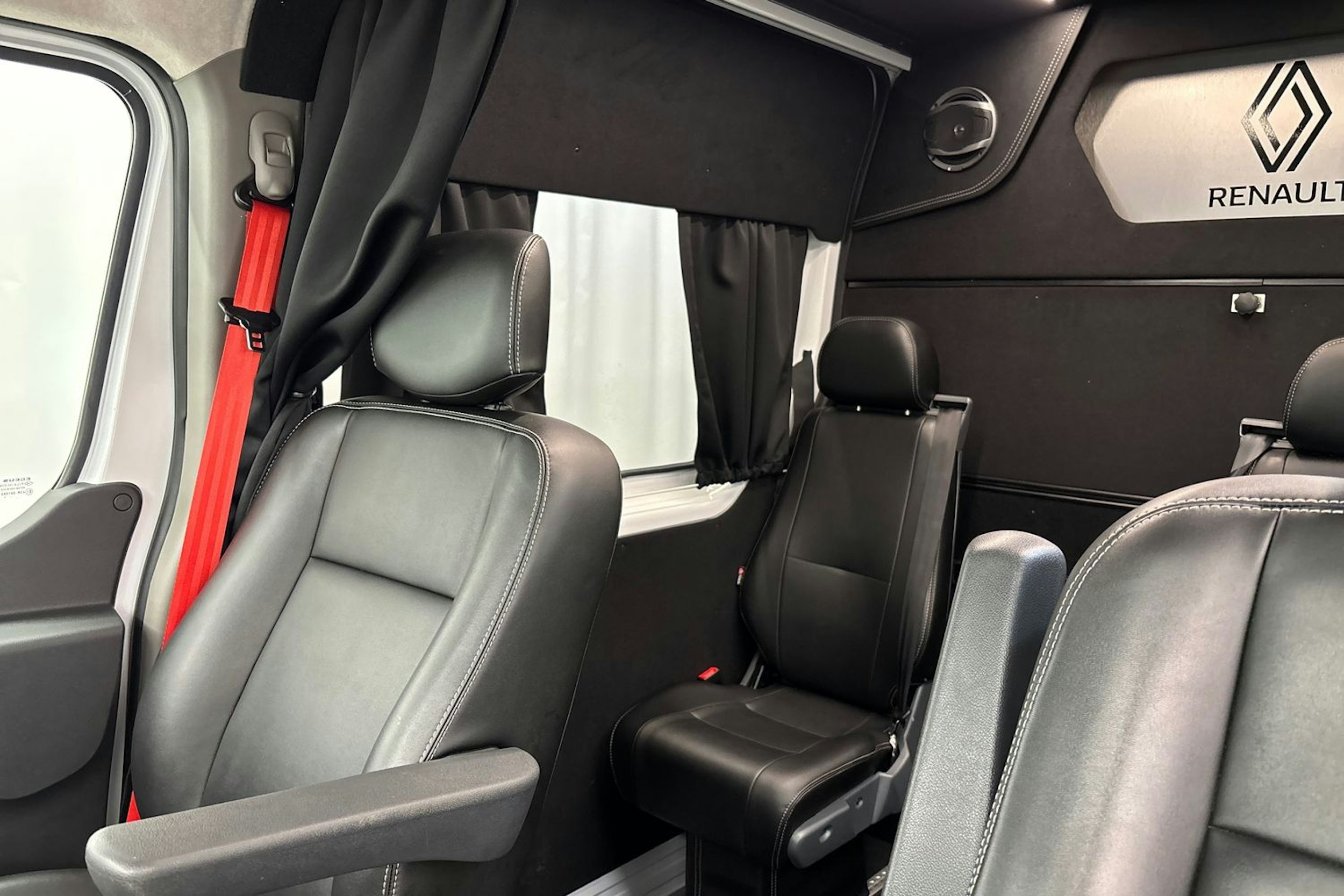 valkoinen Renault Master 2023 kuva 20.