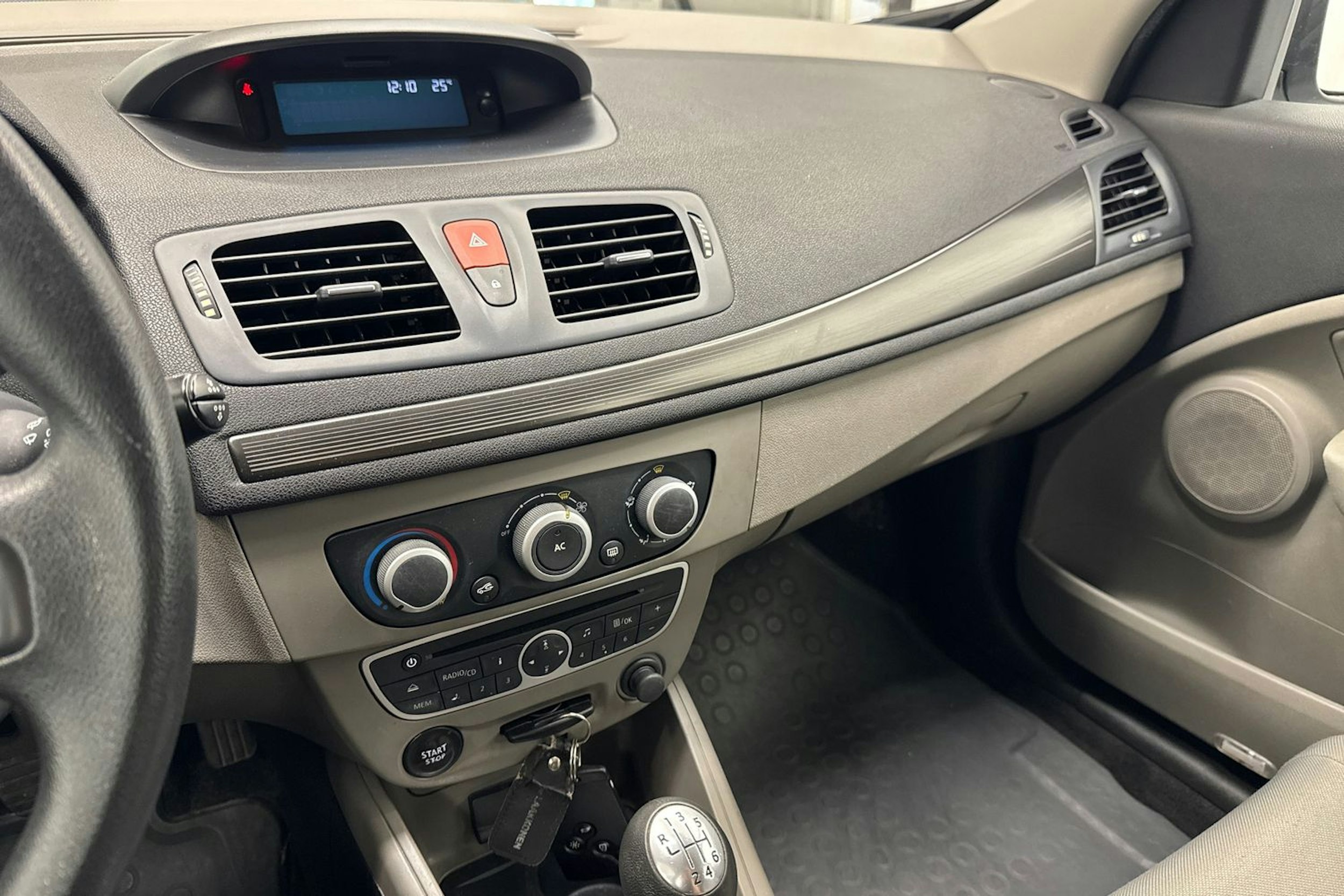 Harmaa Renault MEGANE 2011 kuva 20.