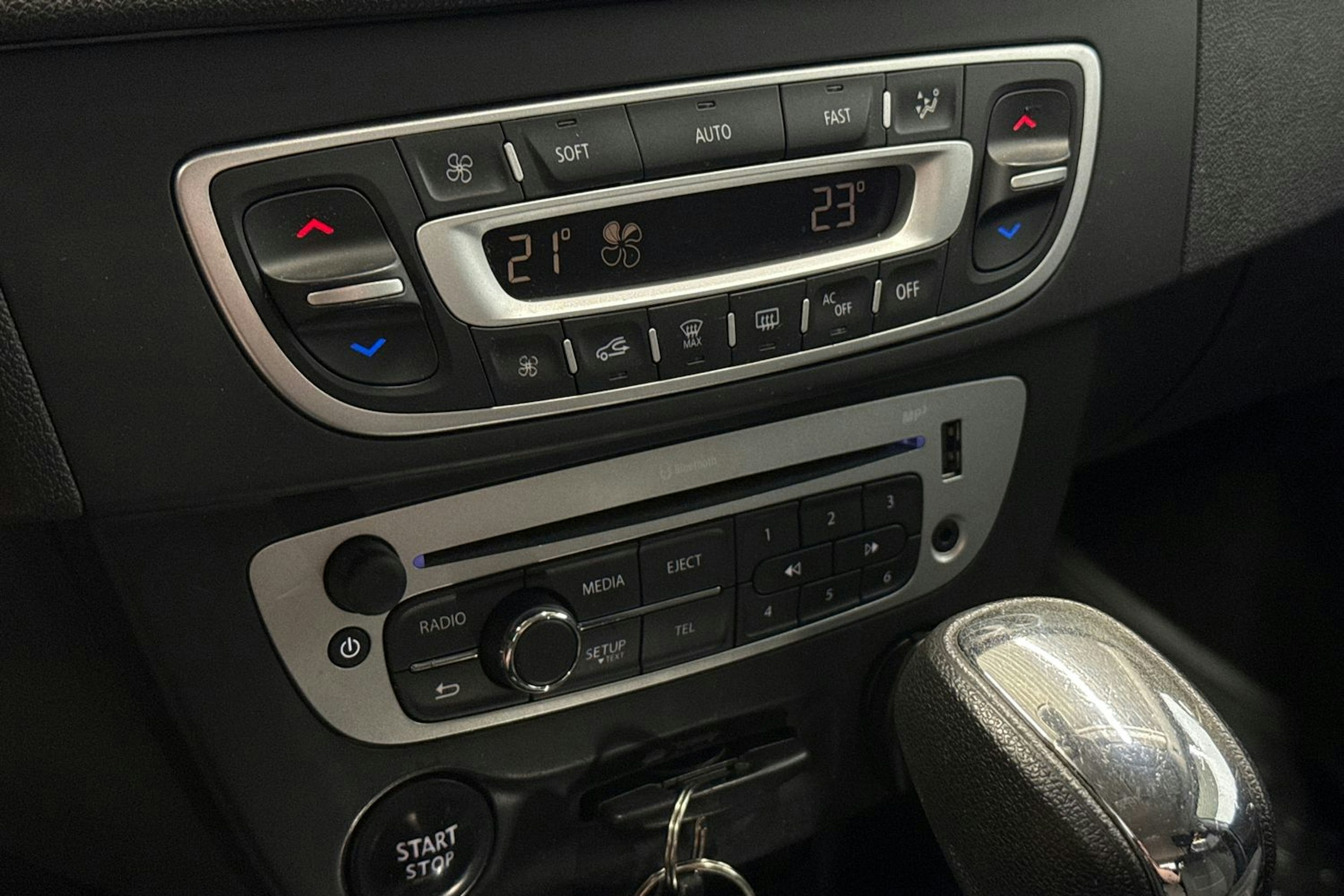 Valkoinen Renault MEGANE 2014 kuva 16.