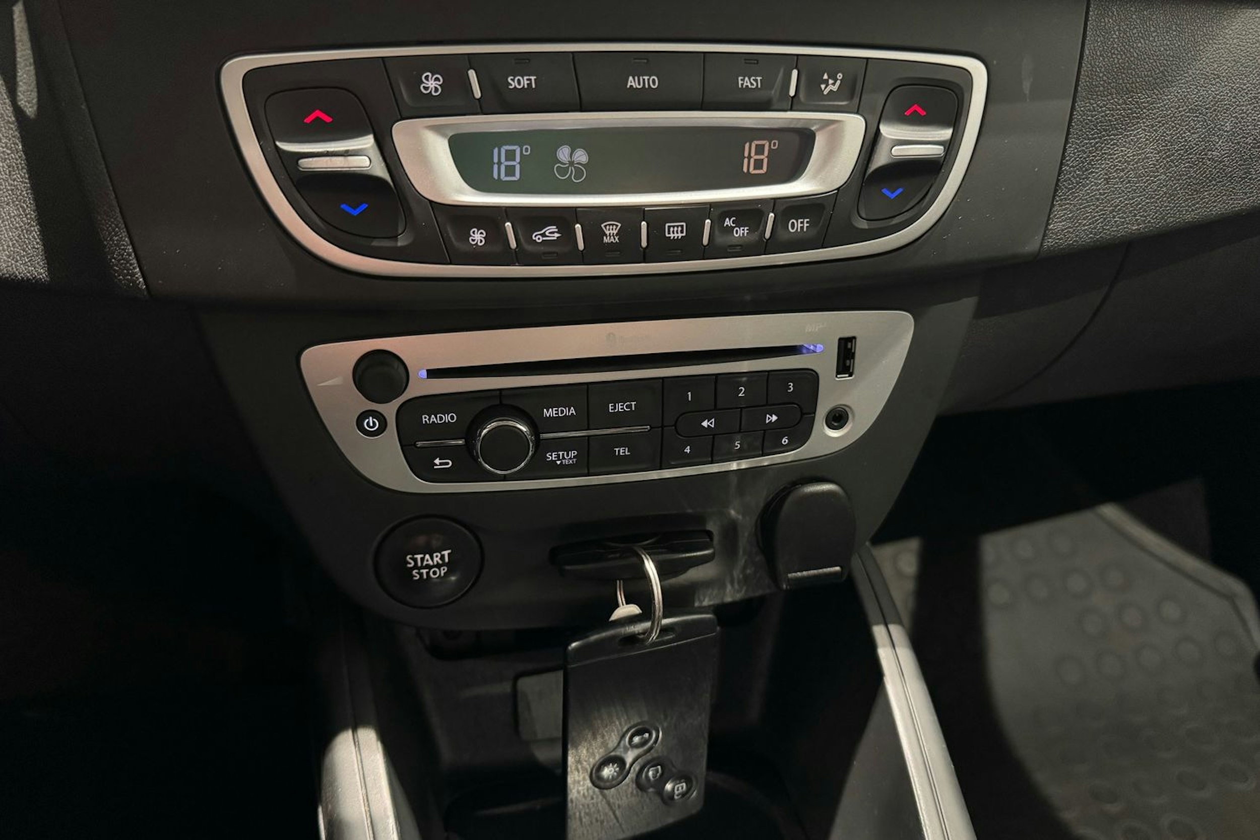 sininen Renault Megane 2014 kuva 19.