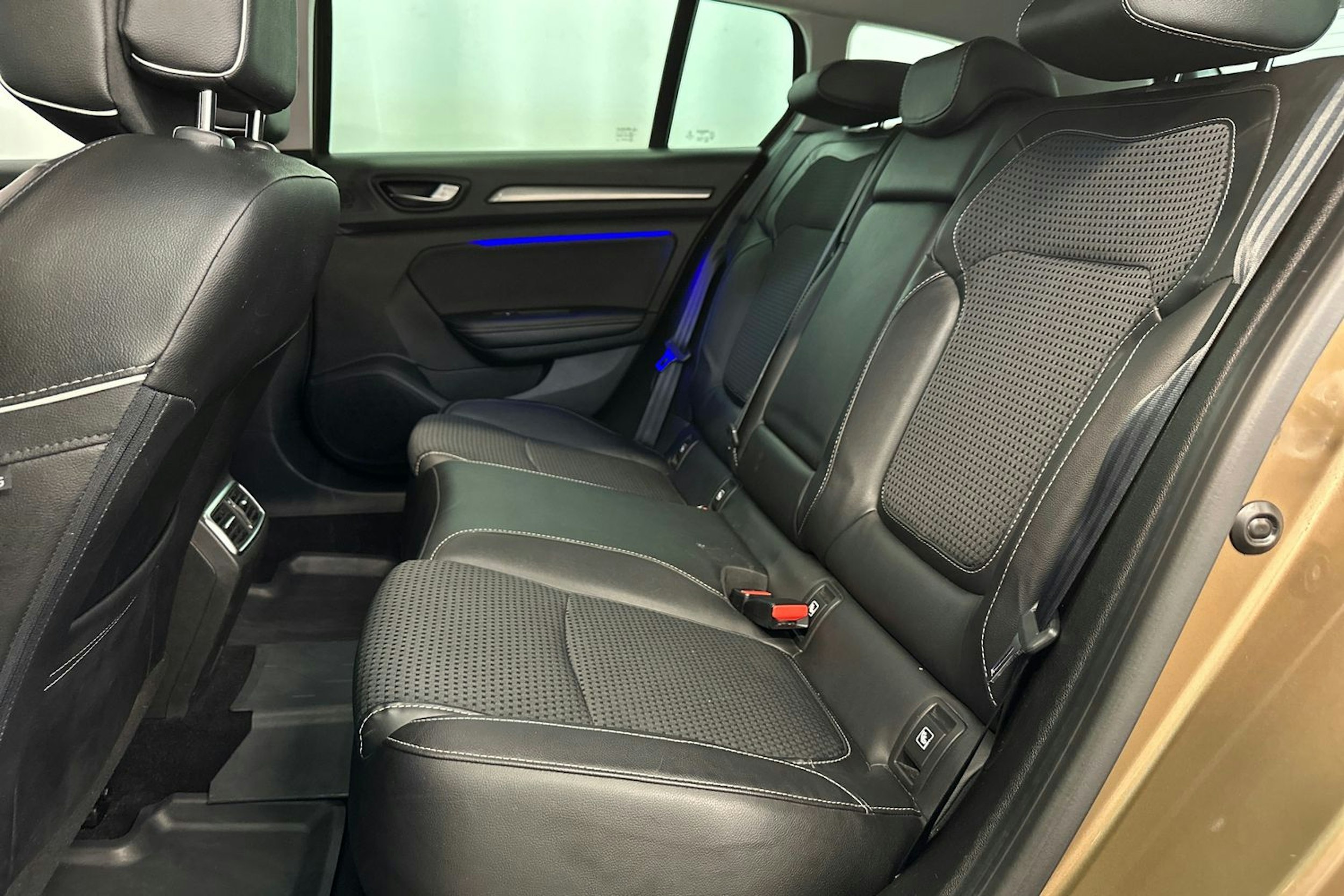 ruskea (beige) Renault Megane 2016 kuva 30.