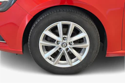 punainen Renault Megane 2016 kuva 12.