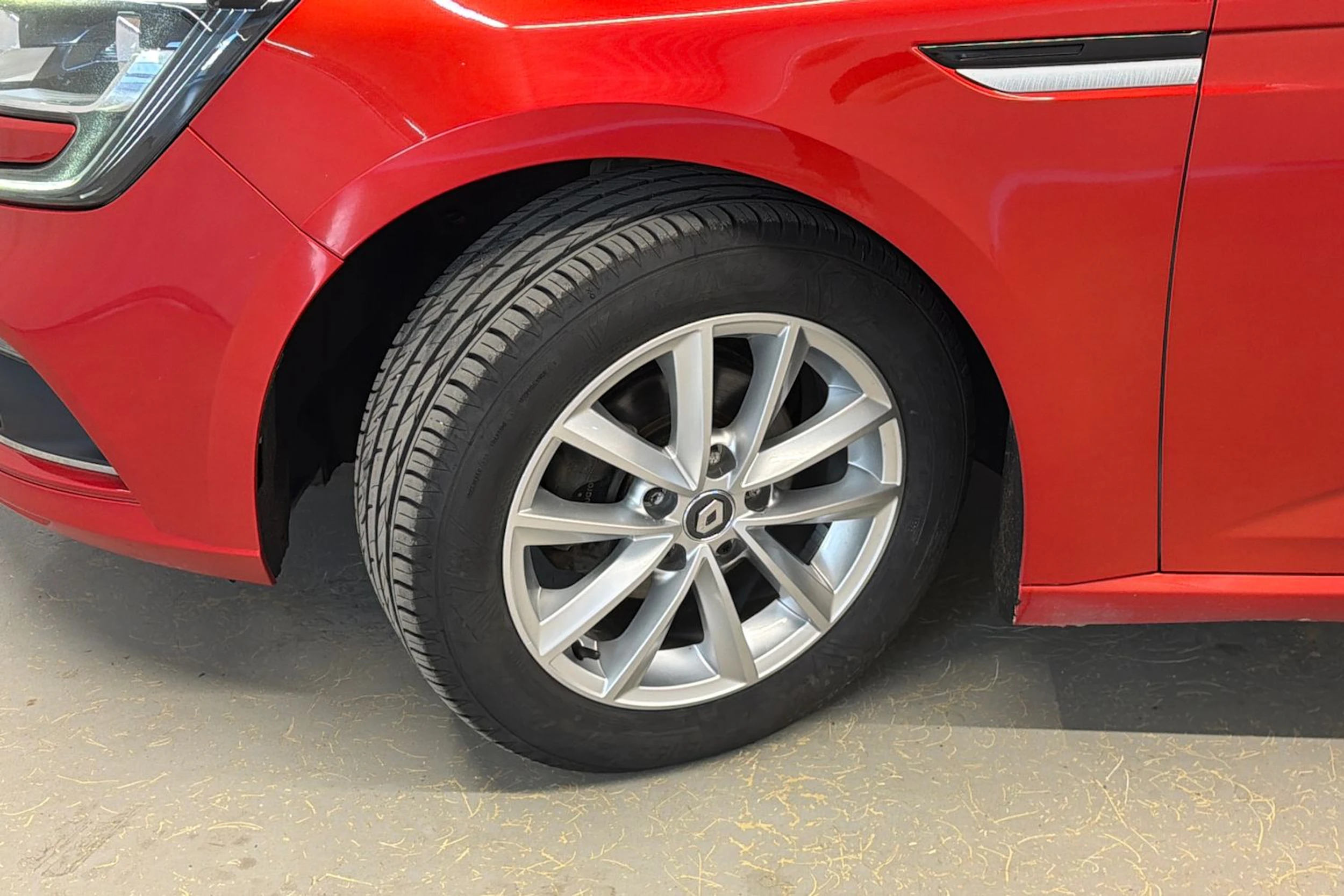 punainen Renault Megane 2016 kuva 13.