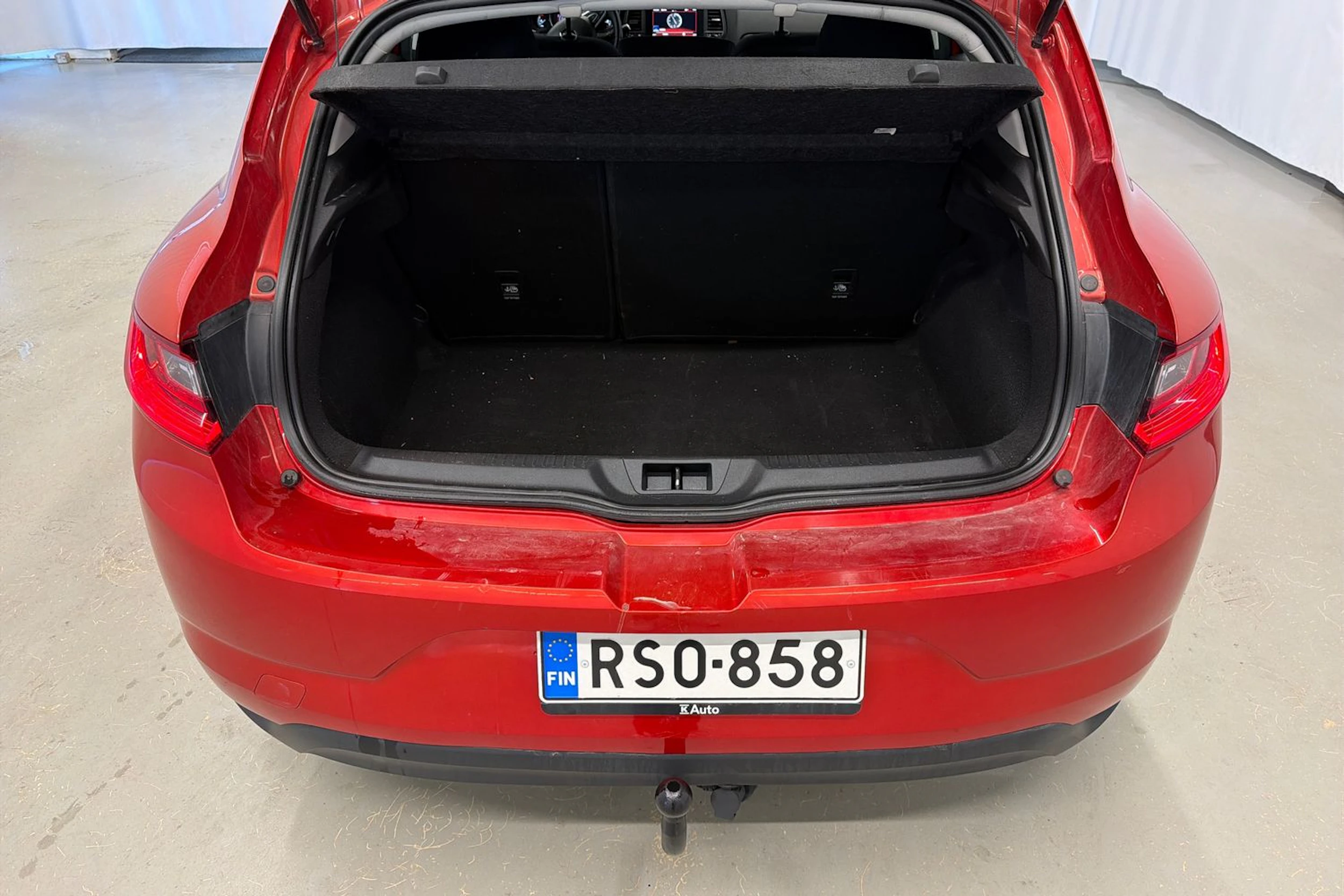 punainen Renault Megane 2016 kuva 16.